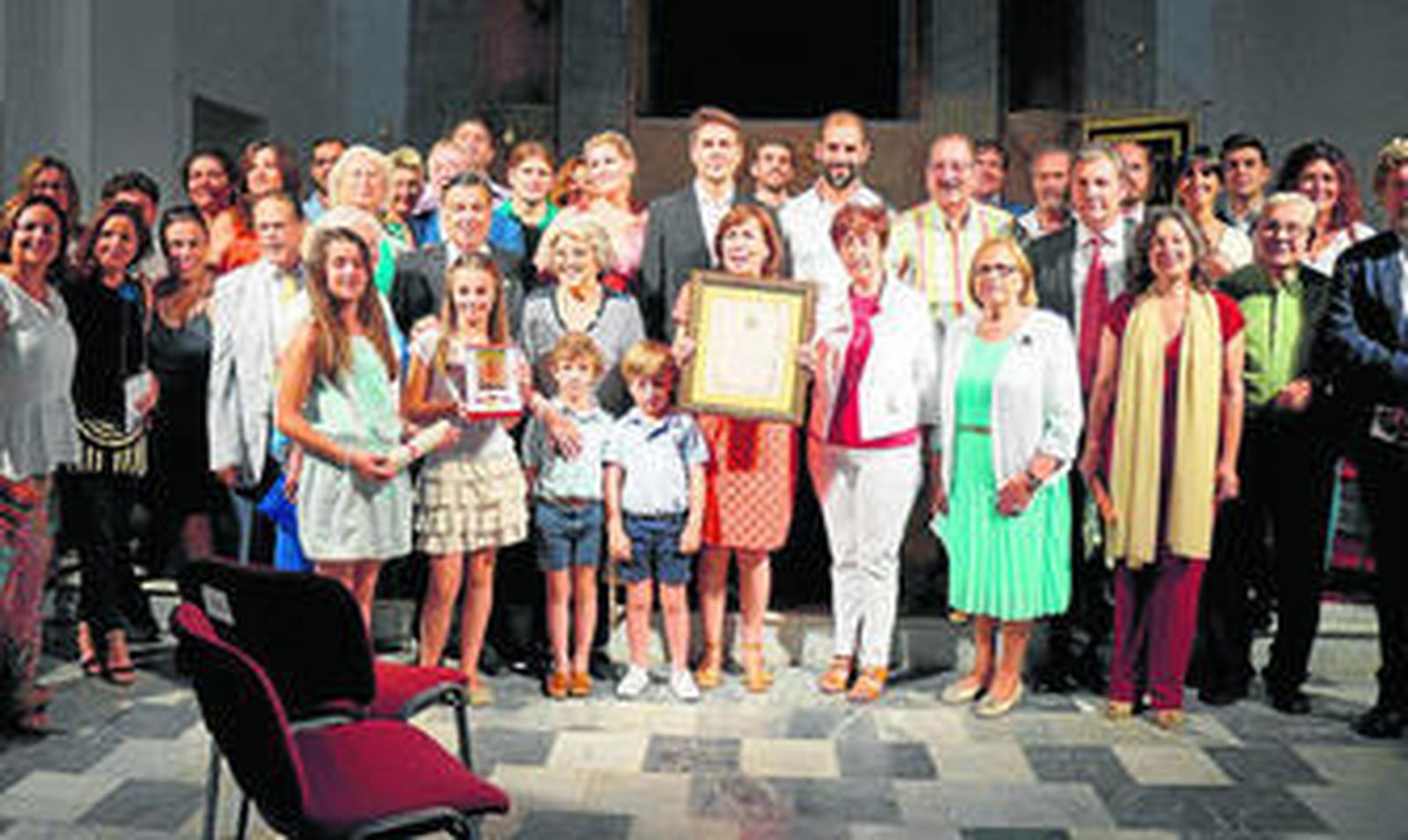 Foto de familia de los descendientes de Paula Contreras y la corporación municipal.