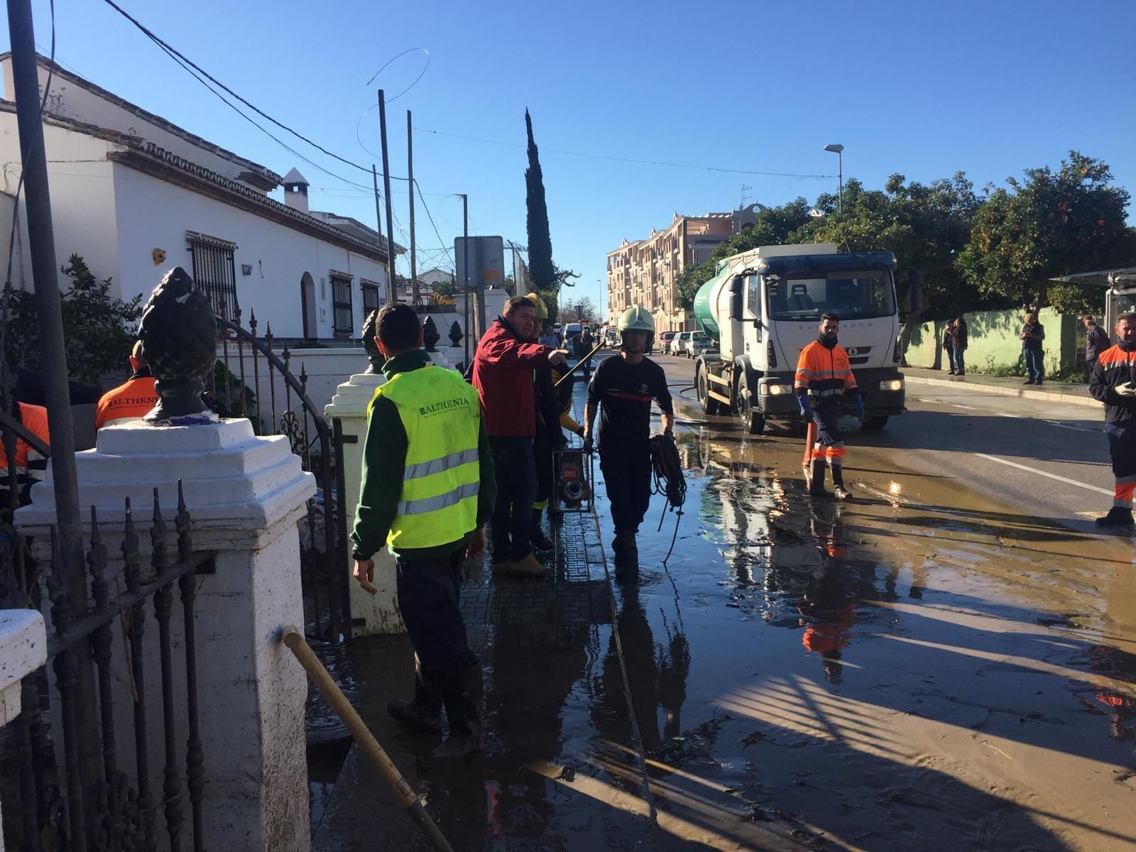 Imágenes de la inundación de El Trapiche, en Vélez-Málaga, por la rotura de una tubería del pantano de la Viñuela.