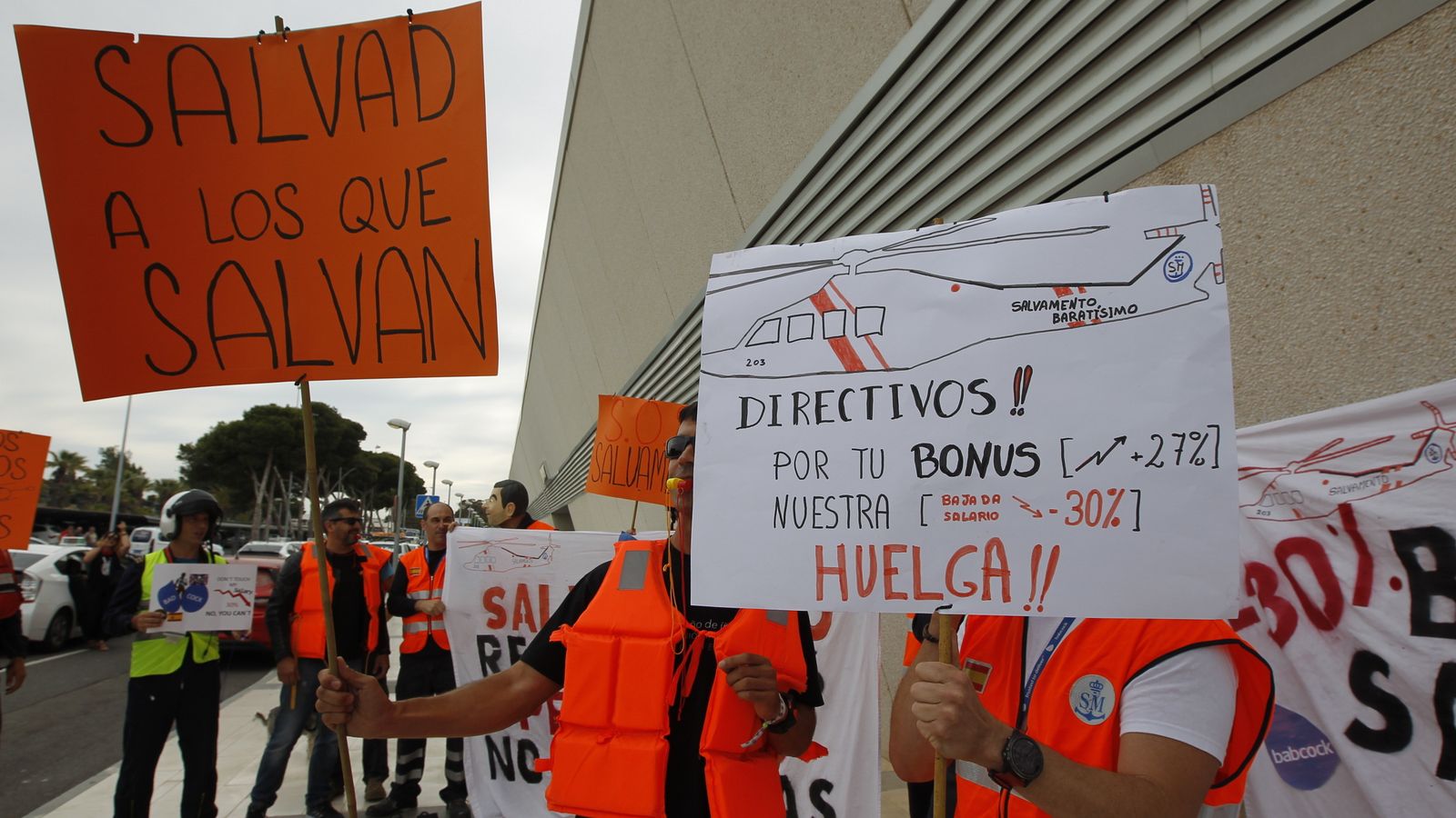 Los miembros del equipo aéreo de Salvamento Marítimo en plena protesta.