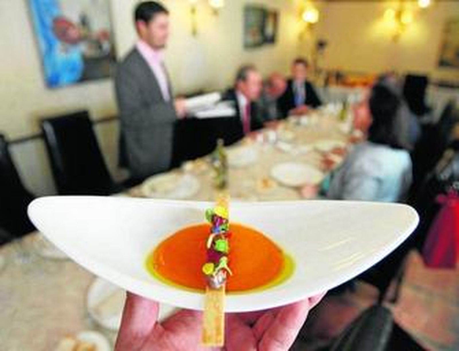 Un plato elaborado en uno de los simposios celebrados por la Cofradía del Salmorejo.