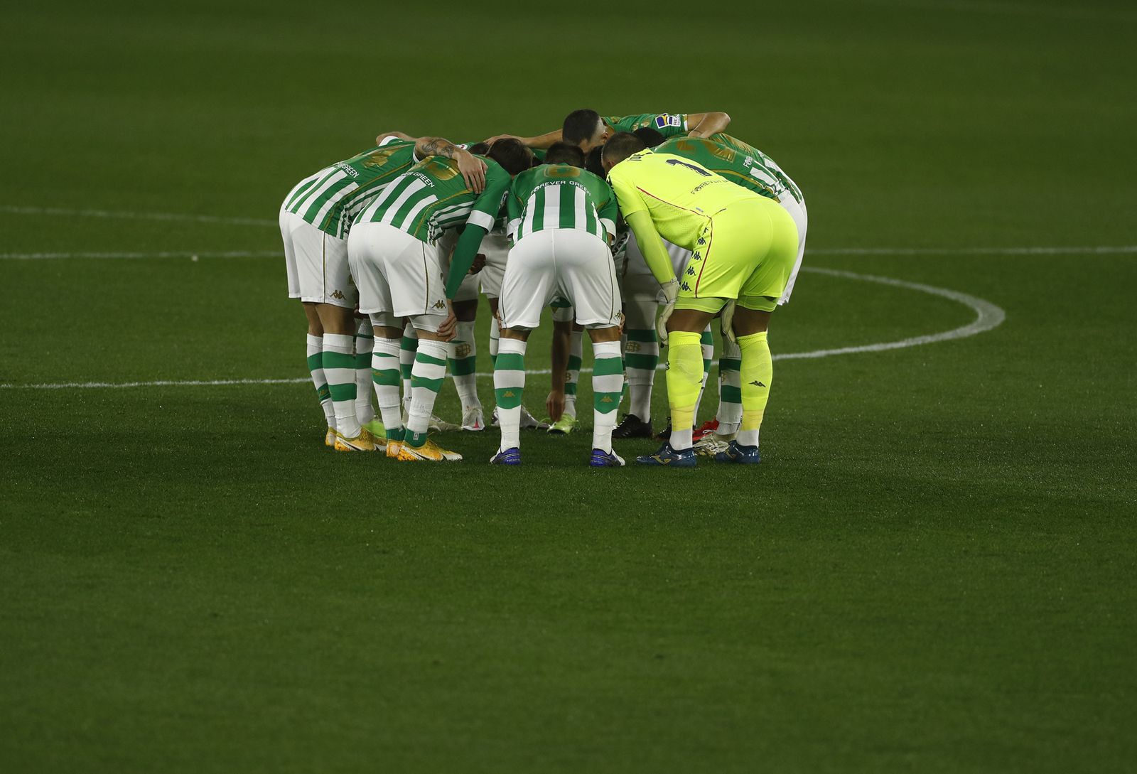 Los jugadores del Betis forman una piña de conjura antes del inicio del partido ante el Celta.