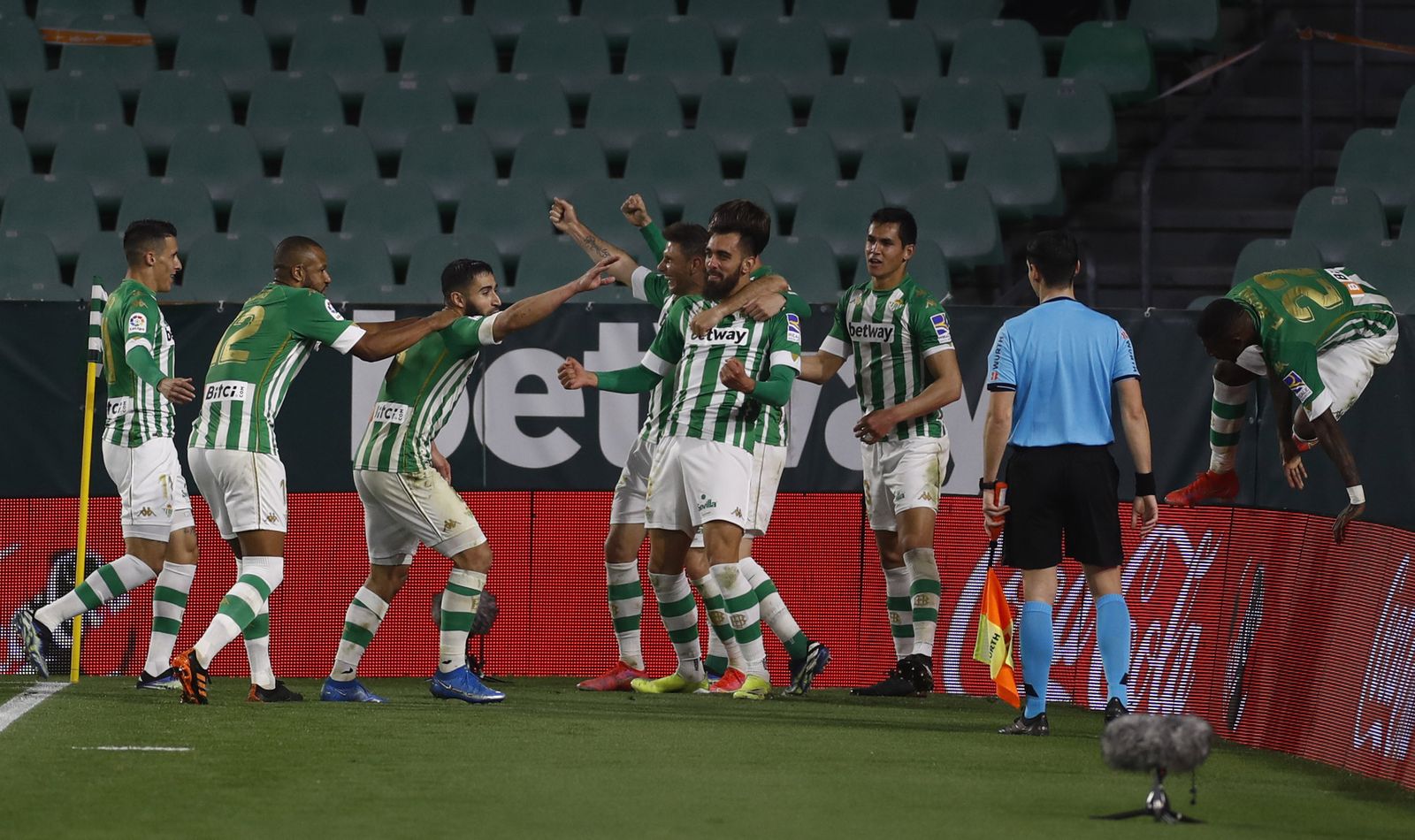 Todos los futbolistas del Betis, en plena locura tras el gol de Borja Iglesias.