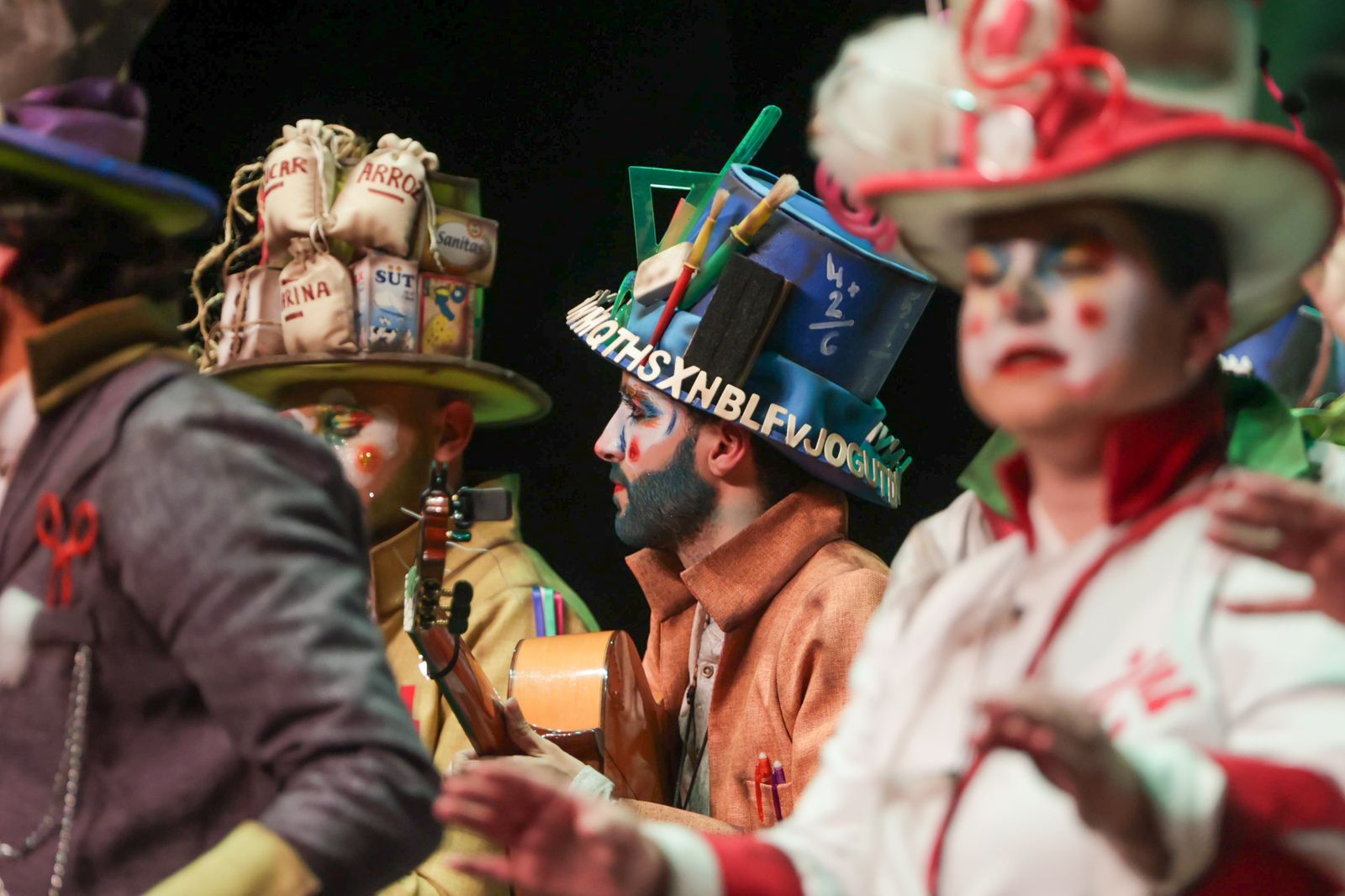 Imágenes de la actuación de la comparsa de Bollullos Par del Condado "La Clase Alta" en el Carnaval Colombino