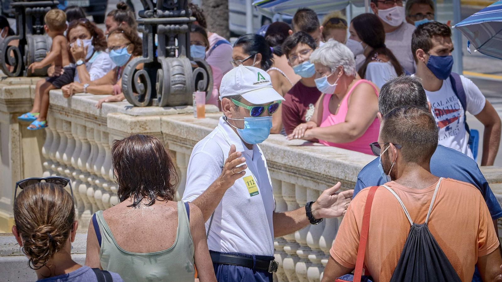Imágenes inéditas en La Caleta con colas para entrar al completarse el aforo