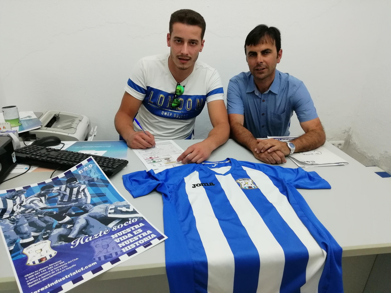 Raúl Vidal firma su nuevo contrato con el Jerez Industrial junto al presidente Pedro Garrido.