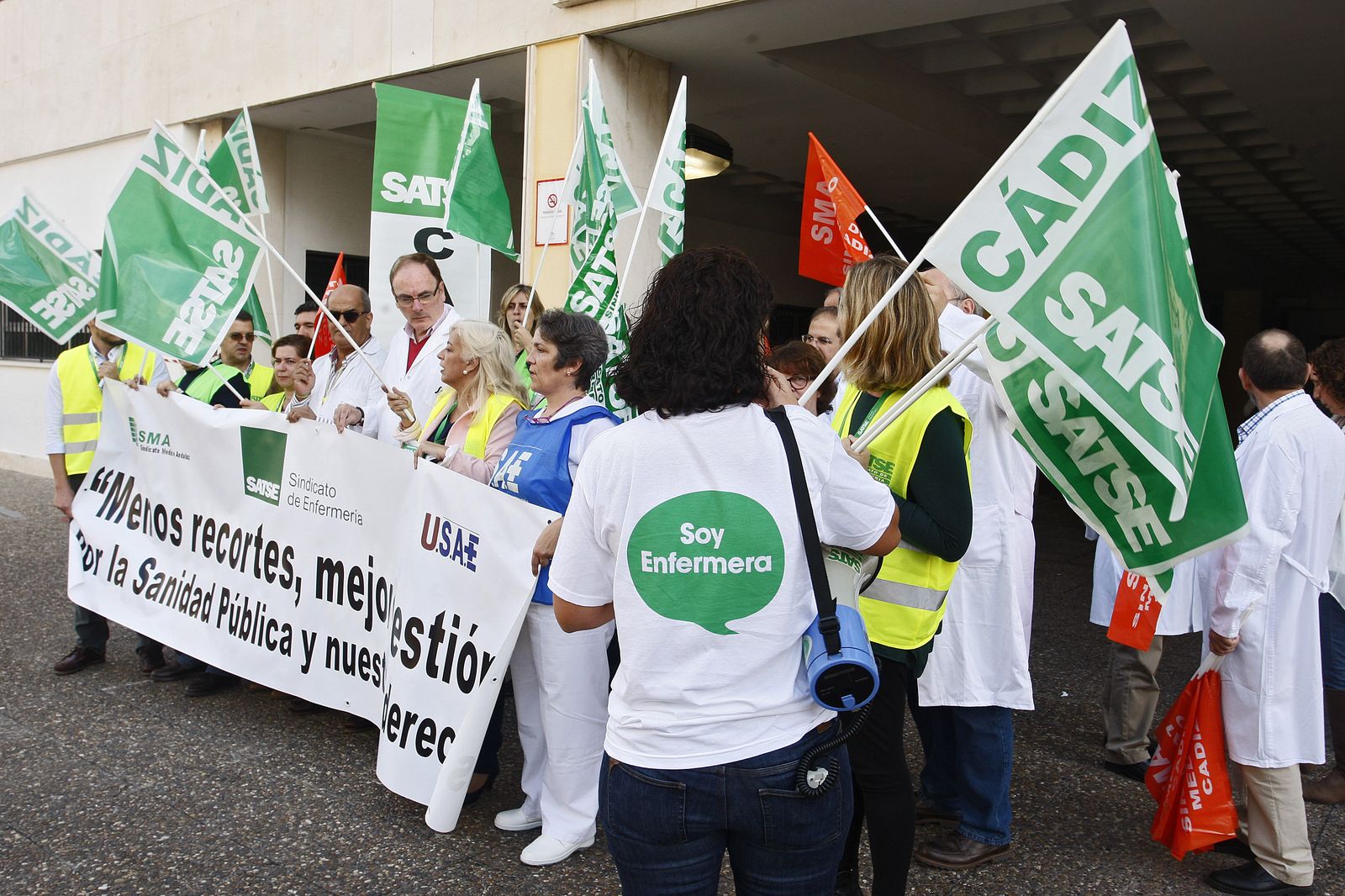 Foto de archivo de una protesta de médicos en el Puerta del Mar contra los recortes en la sanidad