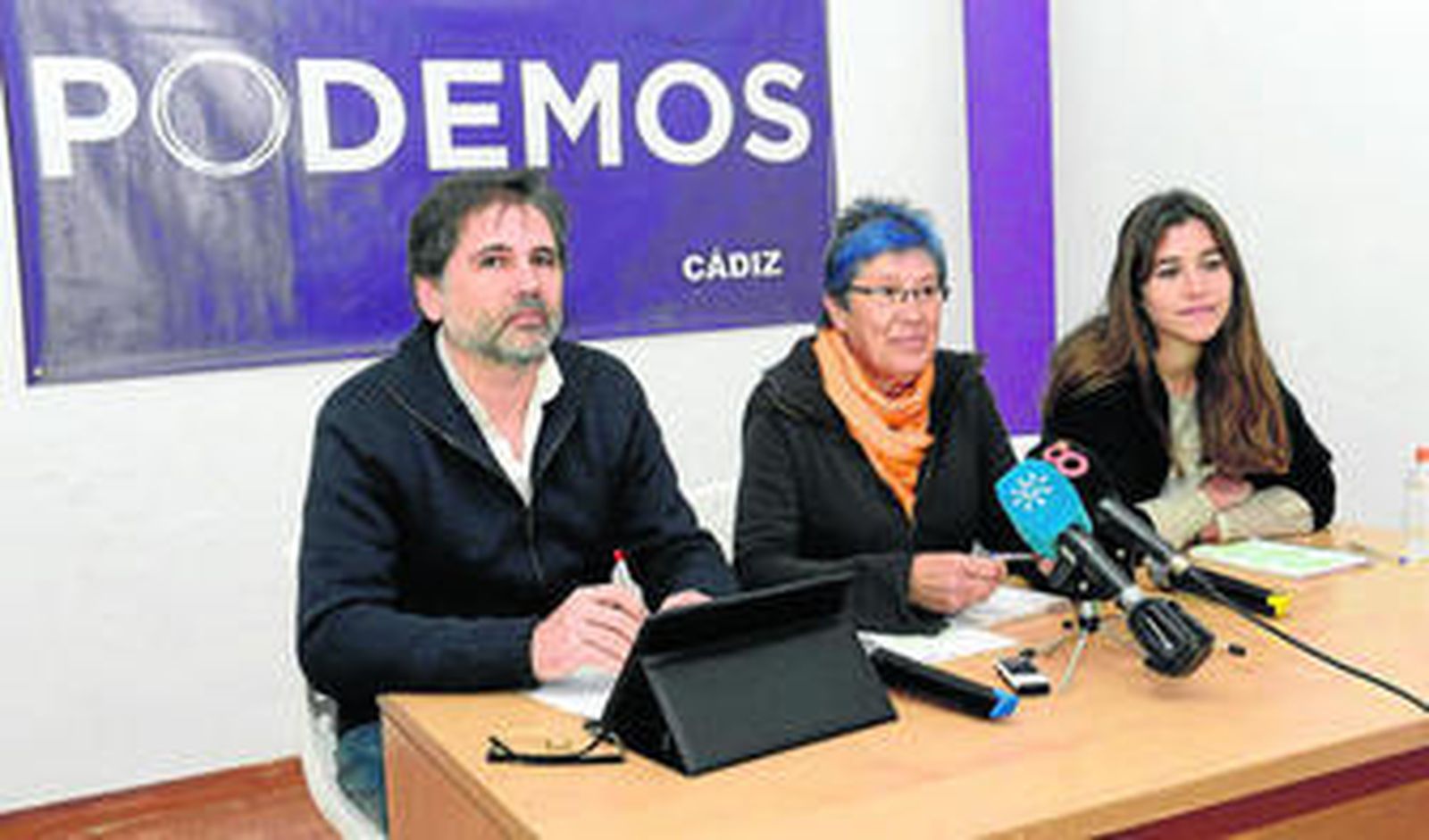 La secretaria general de Podemos Cádiz, Ana Camelo, acompañada ayer por otros dos miembros del Consejo Ciudadano, Demetrio Quirós y Laura Mingorance.