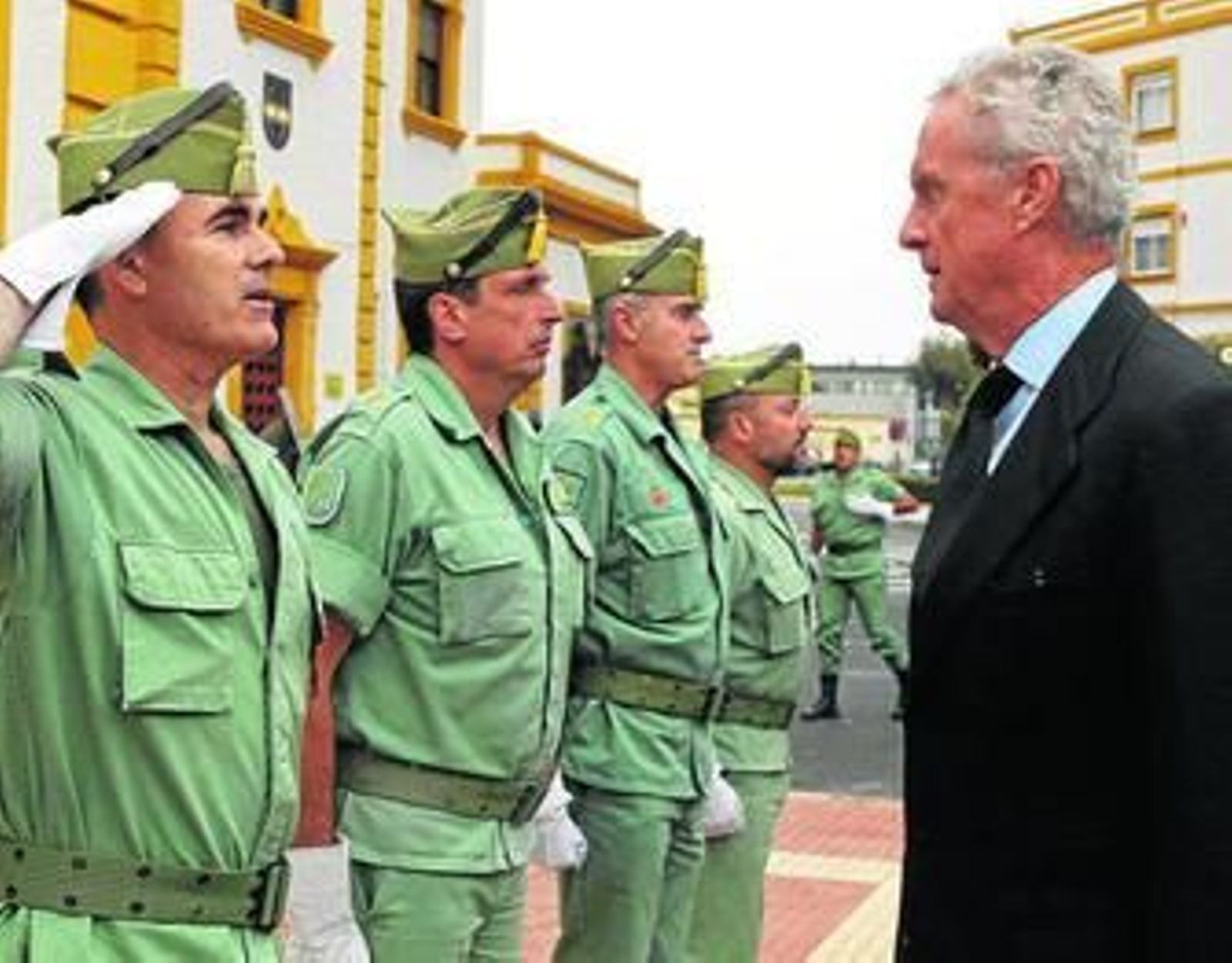 El ministro de Defensa durante la visita a la Base el martes para dar su apoyo a la Legión y a las familias.