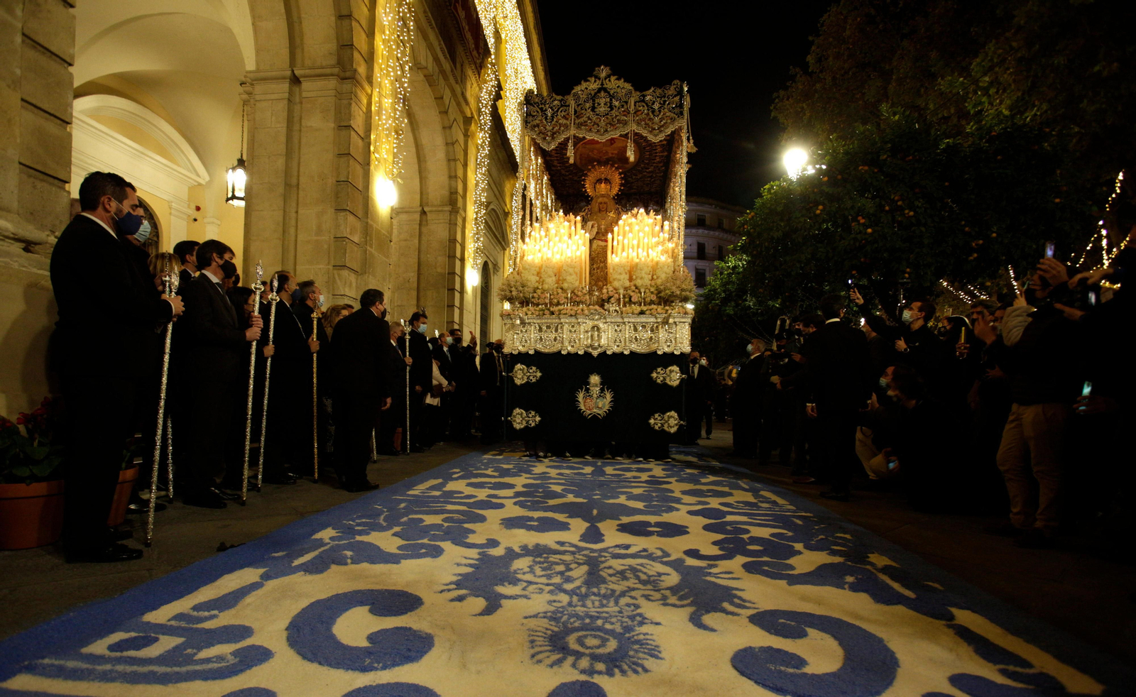 La Candelaria visita el Palacio Arzobispal y el Ayuntamiento de Sevilla