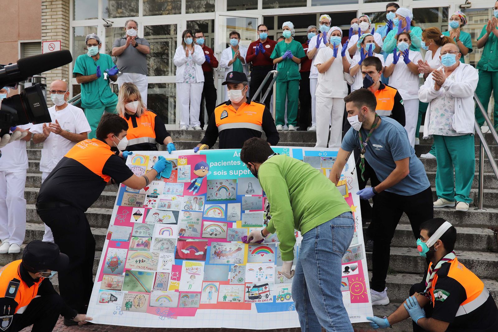 El mural de los 'superhéroes', de la plataforma 'Vamos España', llega al hospital