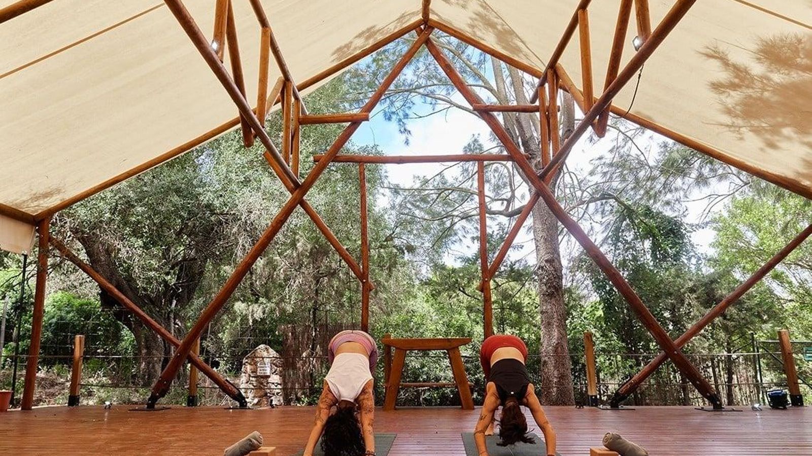 Cabaña para practicar yoga al aire libre Cabaña para practicar yoga al aire libre