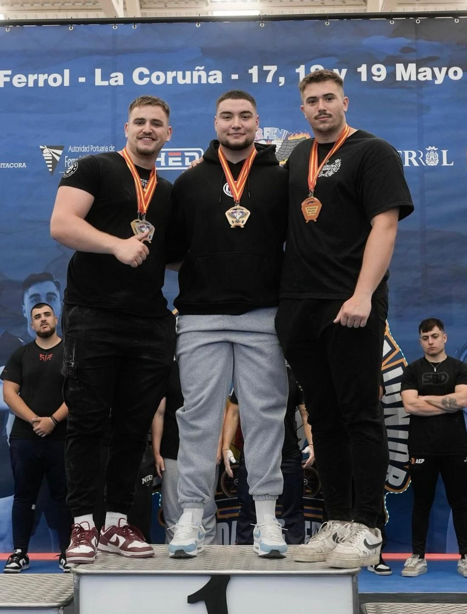 Adrián Vera (izquierda) con la medalla de plata.