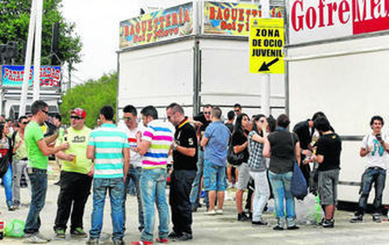 Varios grupos de jóvenes concentrados en la Zona de Ocio Juvenil de la Feria de Primavera, durante la jornada de ayer.