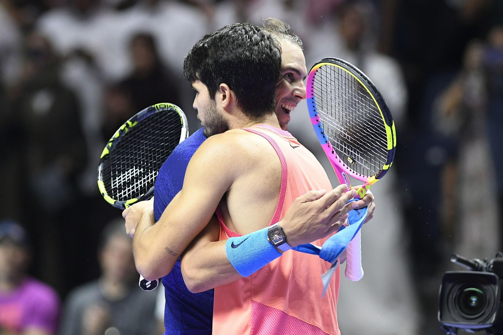 Nadal y Alcaraz se abrazan al finalizar el partido.