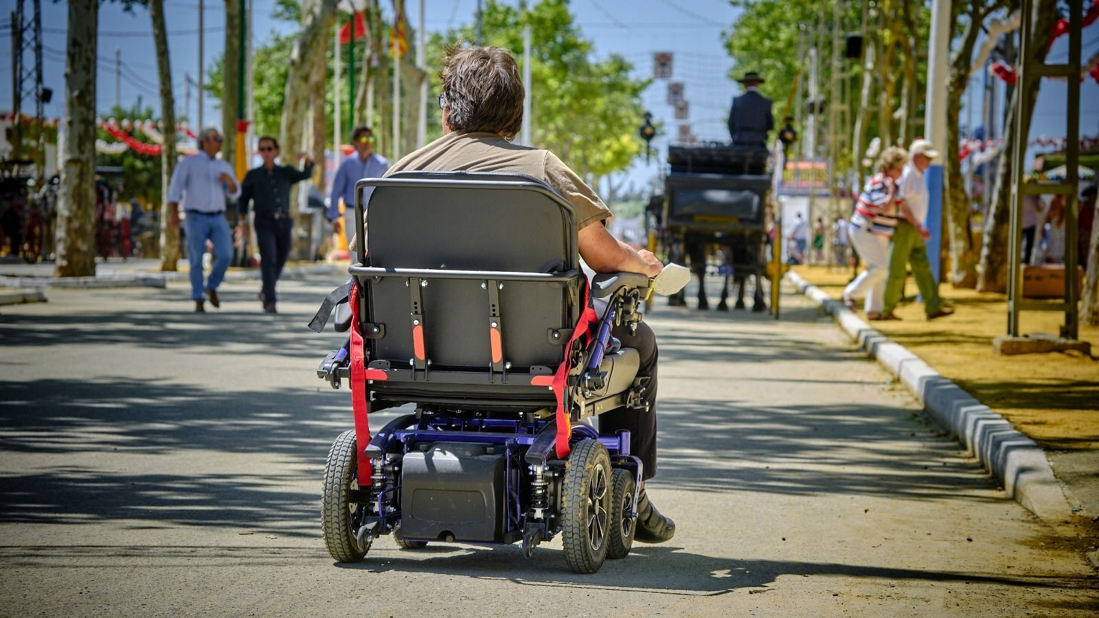 Una persona en silla de ruedas, en el recinto ferial.