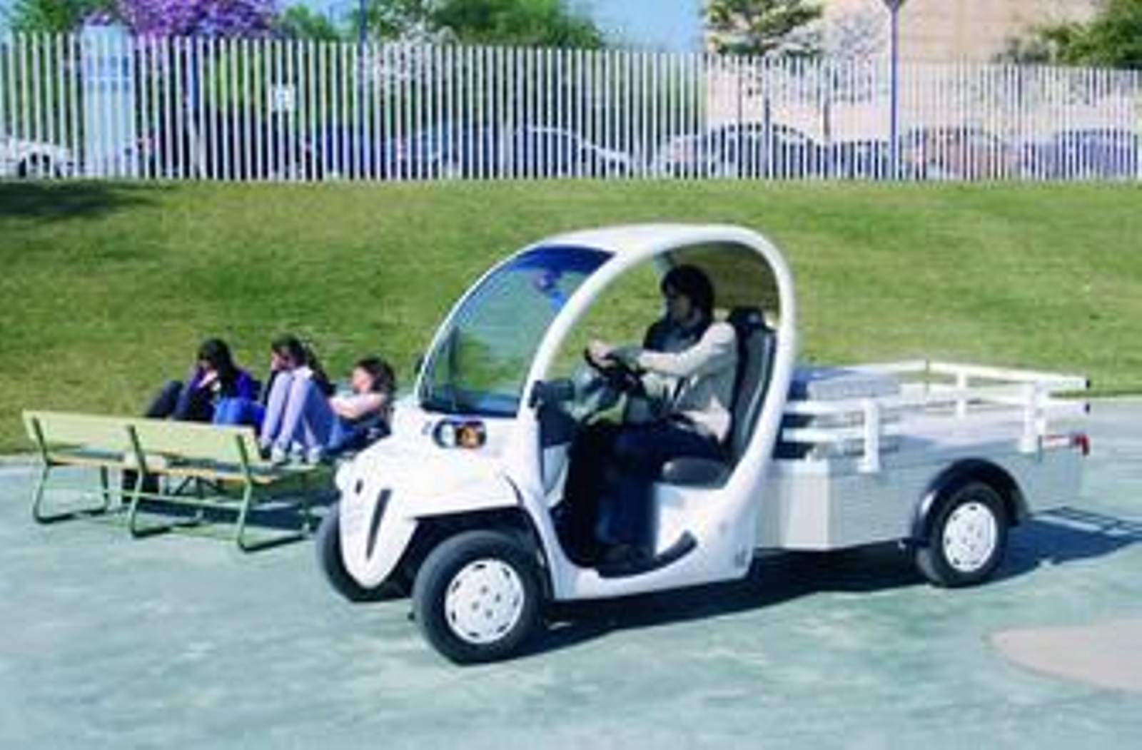 Uno de los participantes en el proyecto 'Delfín' conduce el prototipo del vehículo diseñado.