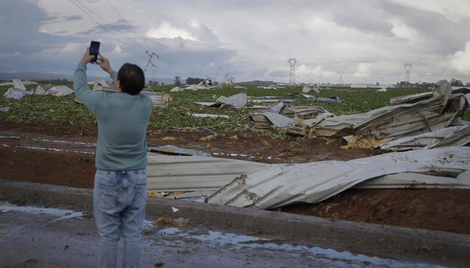 Las fotos del paso de un tornado por Alcalá del Río