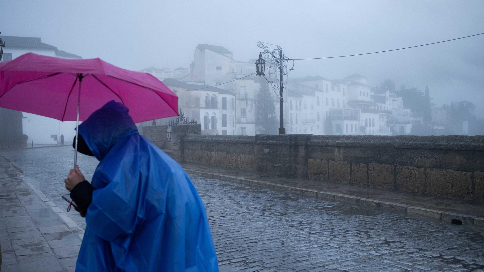 Turista en el Tajo de Ronda mientras llueve