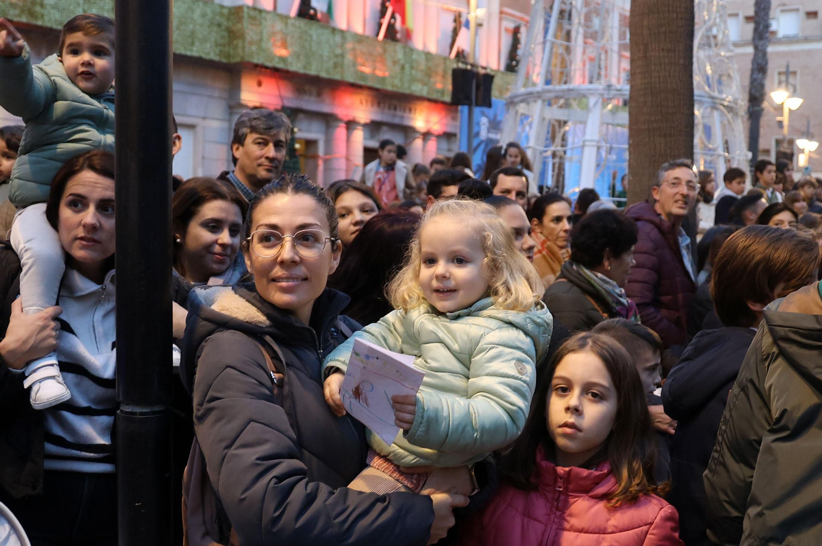 Imágenes del Heraldo Real anunciando la llegada de los Reyes Magos a Huelva