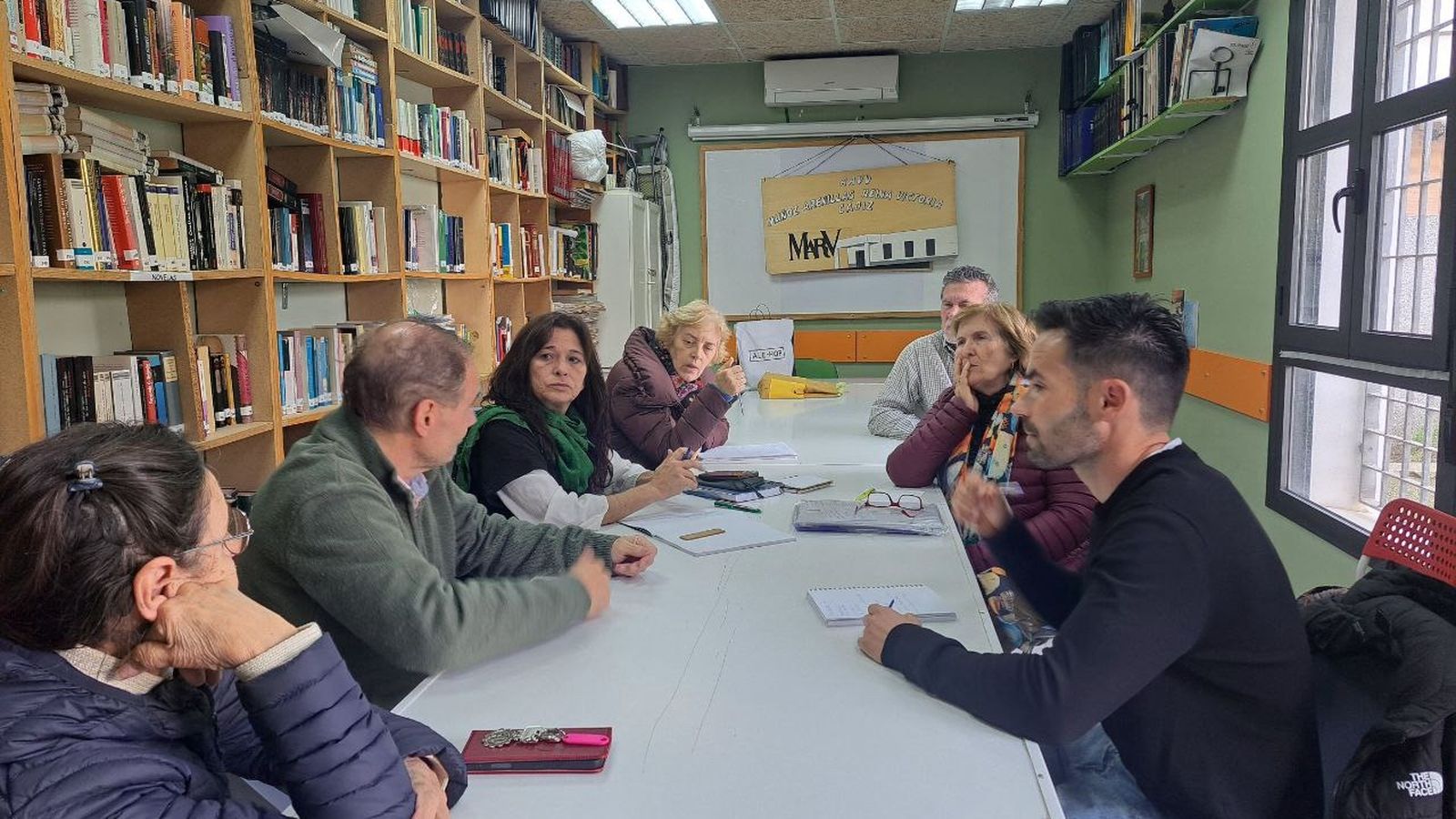 Los portavoces de AIG, reunidos con los representantes vecinales.