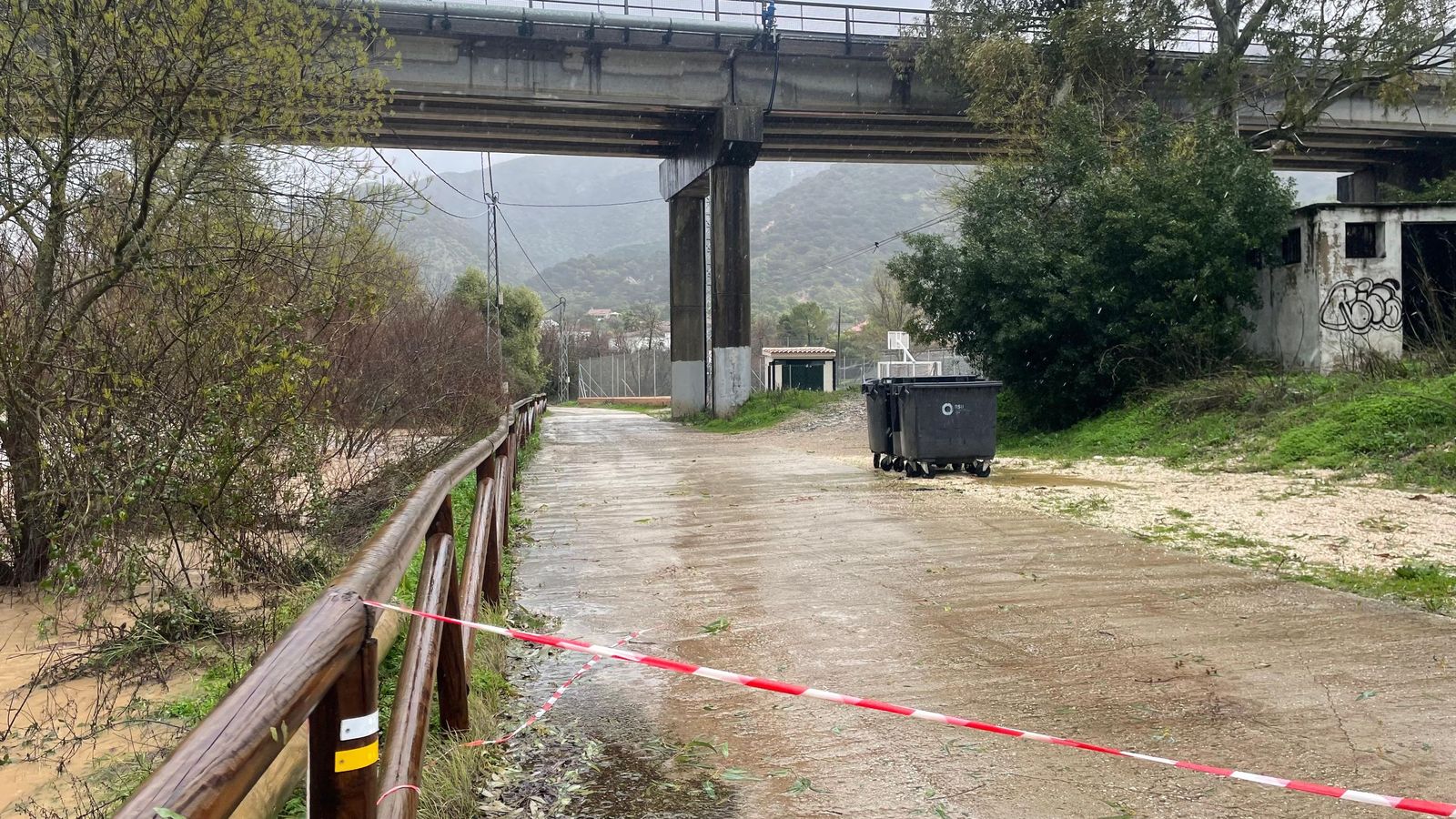 Corte de calle en Jimera de Líbar