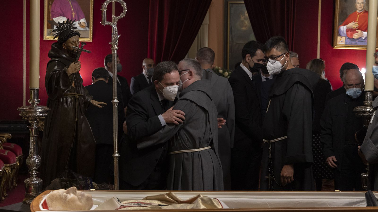 El hermano Pablo recibe un abrazo de un hermano de la Cruz Blanca.