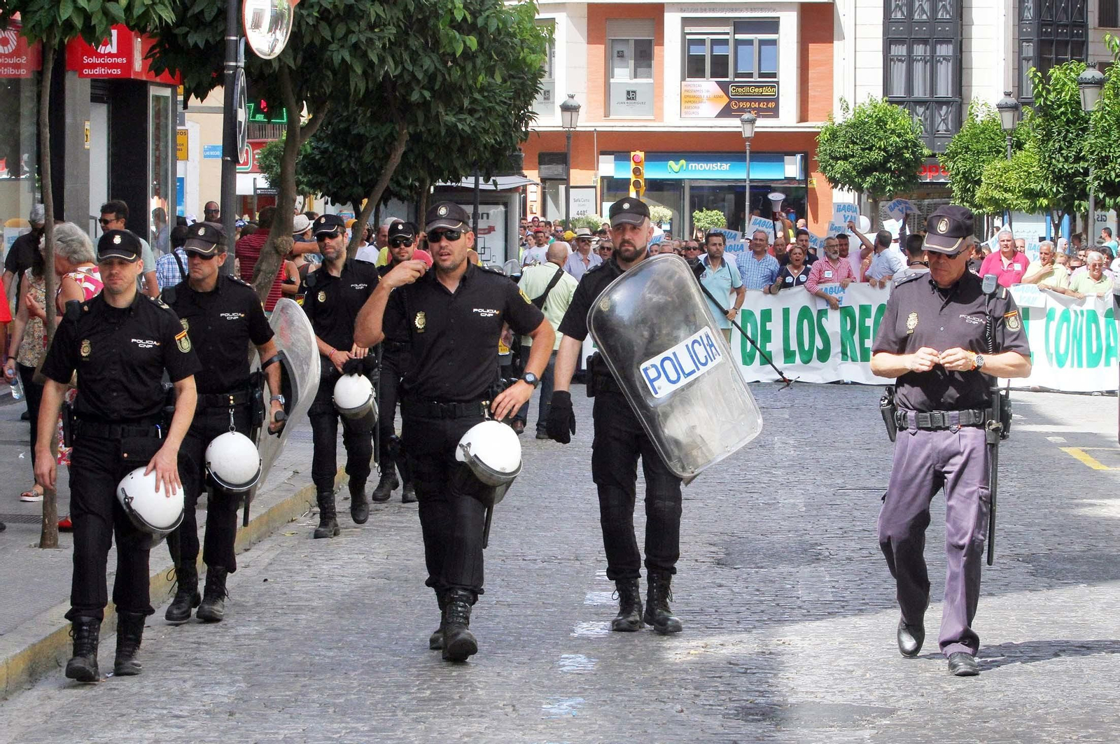 Imágenes de la manifestación para pedir agua y tierra para los regadíos del Condado.