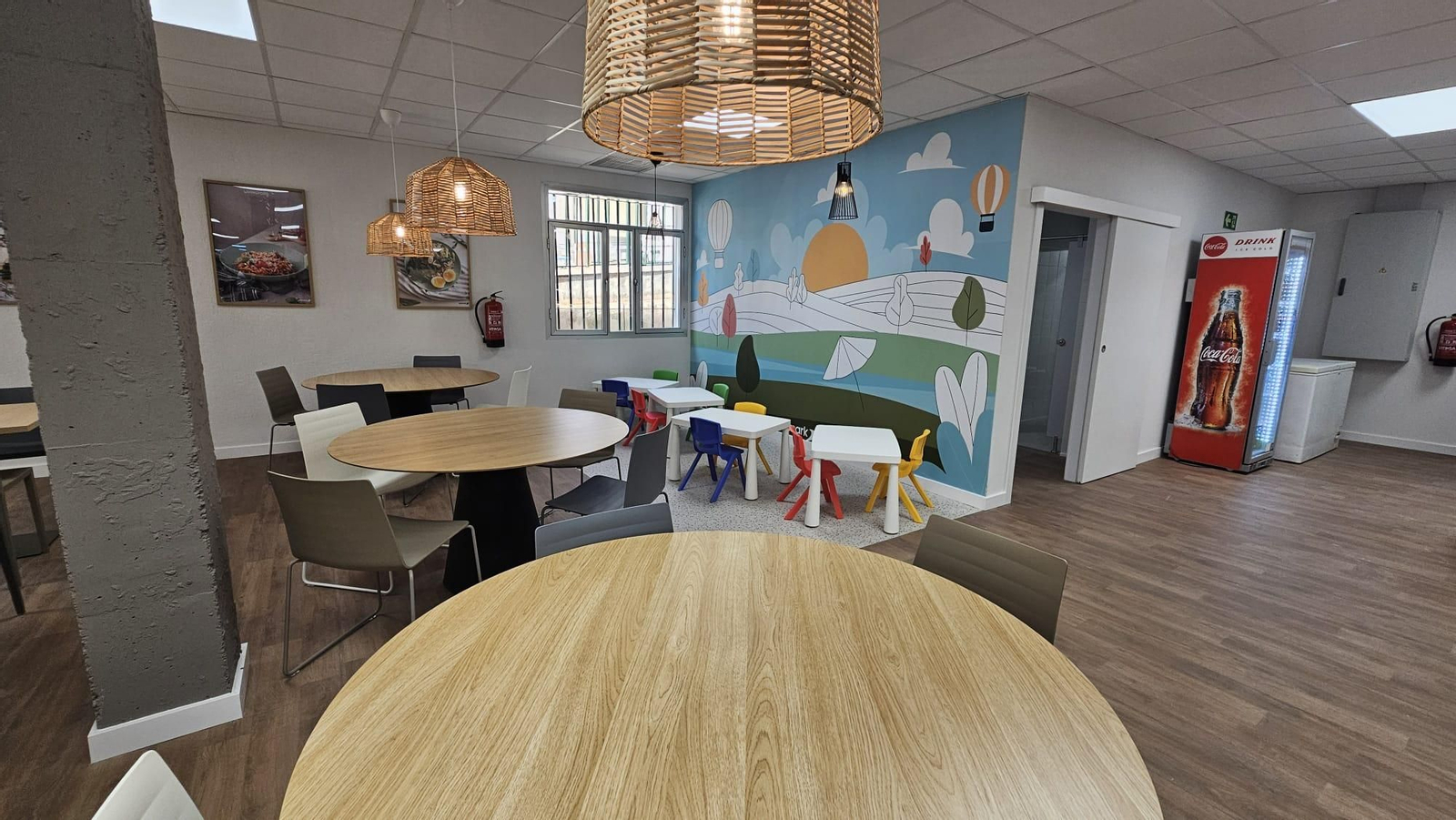 Imágenes de la flamante cafetería del Hospital Torrecárdenas