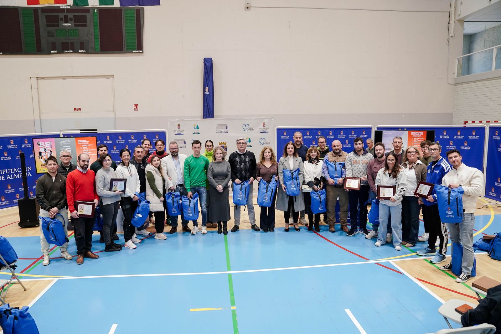 Los distintos participantes premiados posan con sus obsequios al término de la entrega de los reconocimientos.