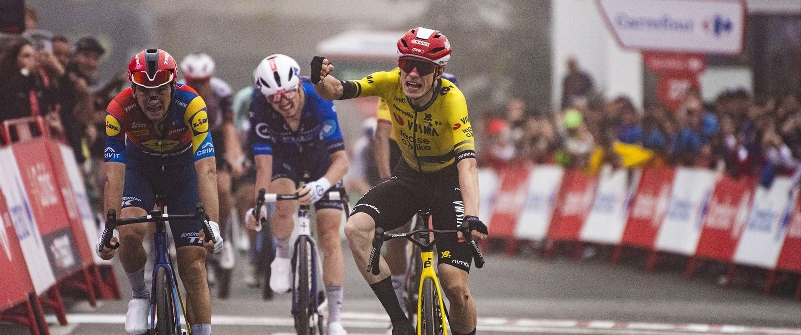 Jonas Vingegaard se impone al esprint en Limone Piamonte.