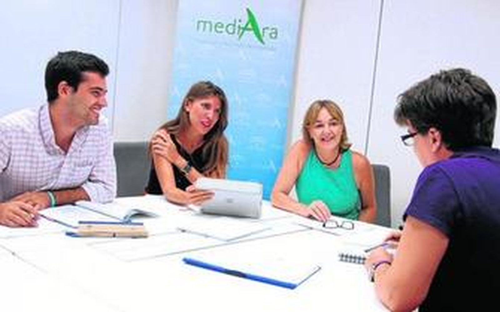 La directora de la Fundación Mediara, Pilar Calatayud, en una reunión con miembros de su equipo.