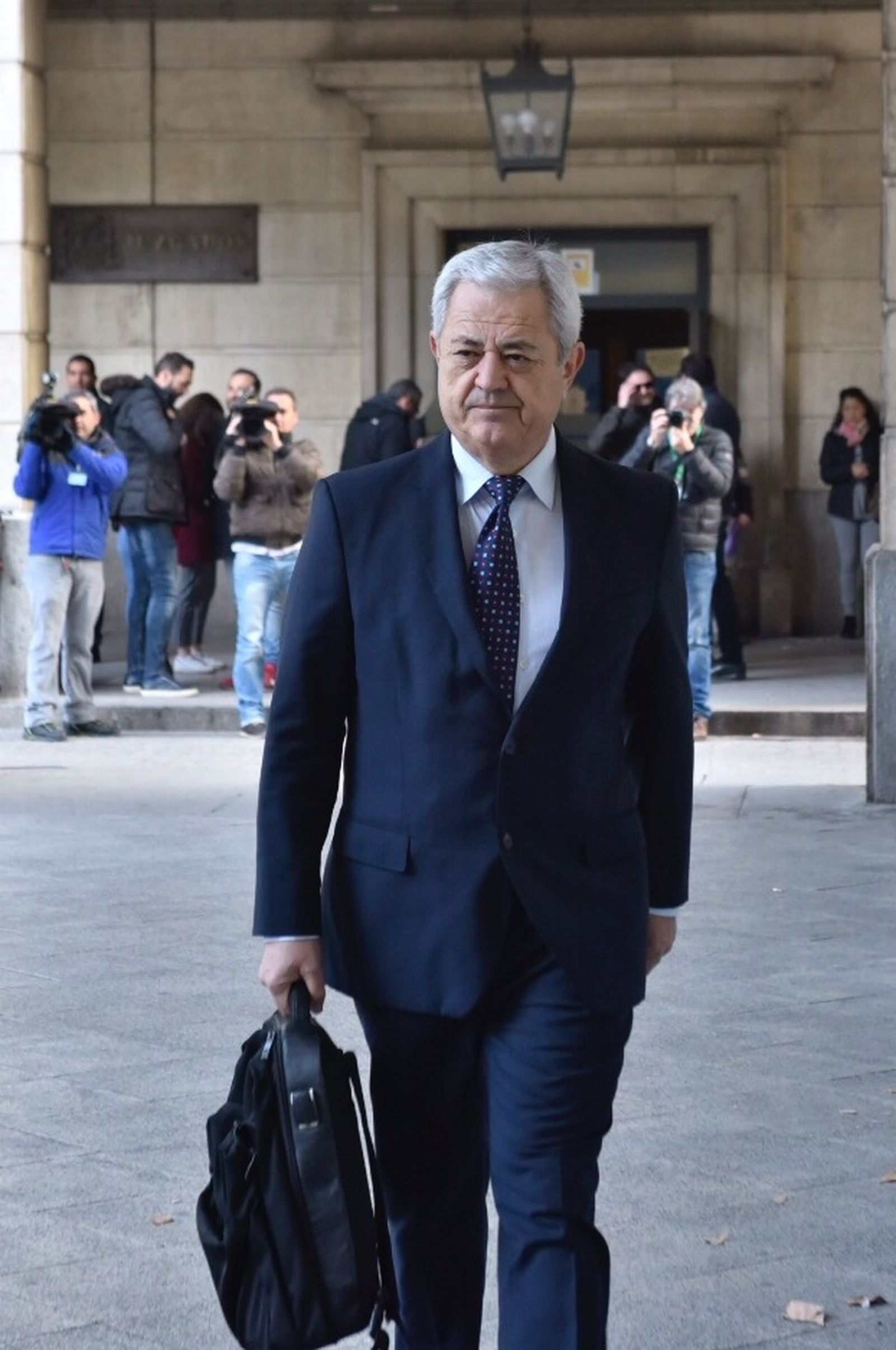 Vallejo, frente a la puerta de los juzgados.