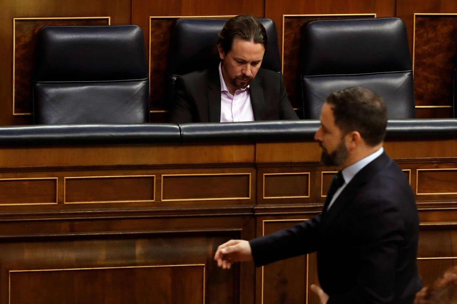 Santiago Abascal pasa junto al escaño de Pablo Iglesias en febrero de 2020