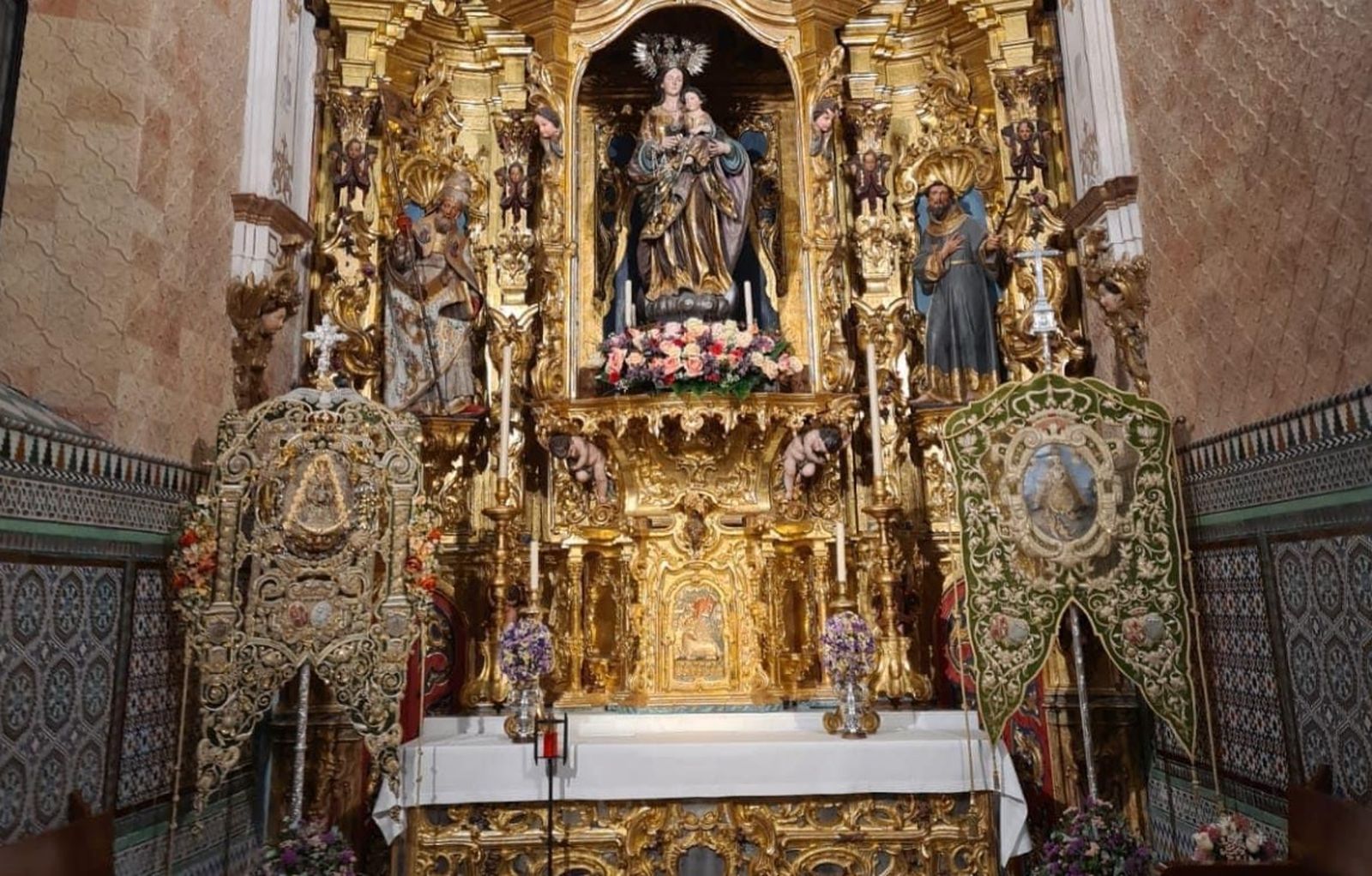 Los Simpecados de Triana, bajo la Virgen del Rosario en la capilla Sacramental