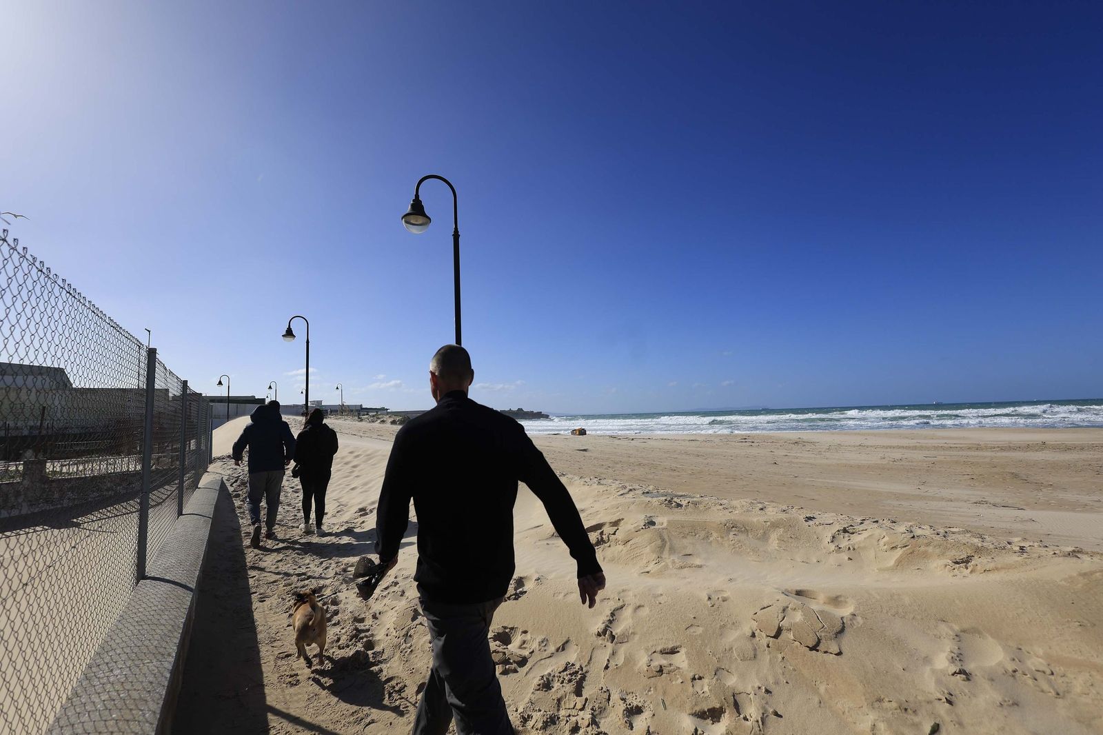 Las fotografías del paseo marítimo de Los Lances tras la borrasca Oriana