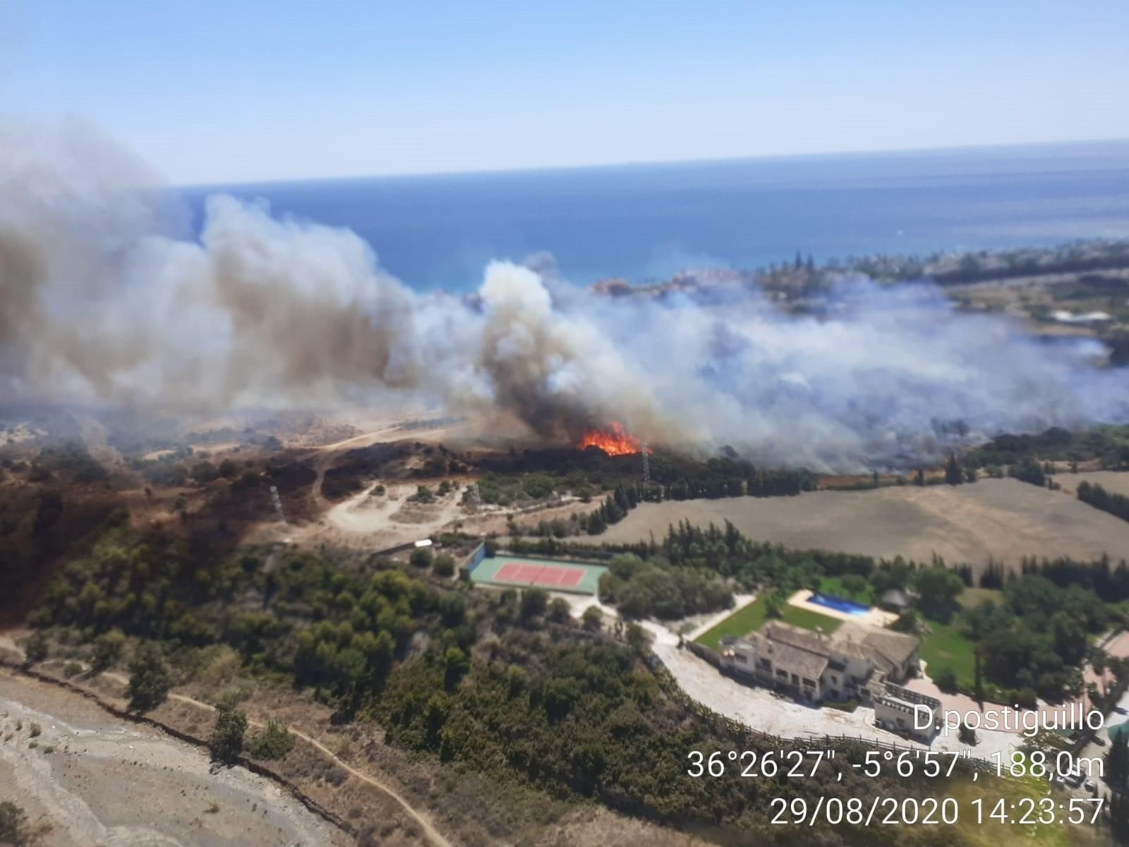 Fotografías del gran incendio en Estepona que afecta a zonas turísticas