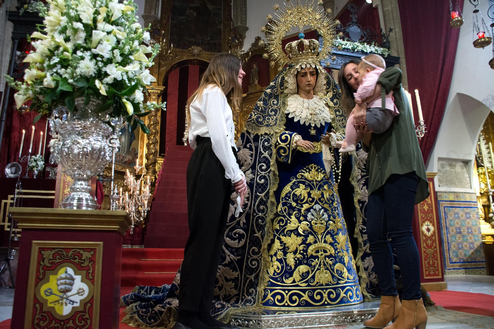 Perfiles de Domingo de Ramos en el besamanos de la Hiniesta