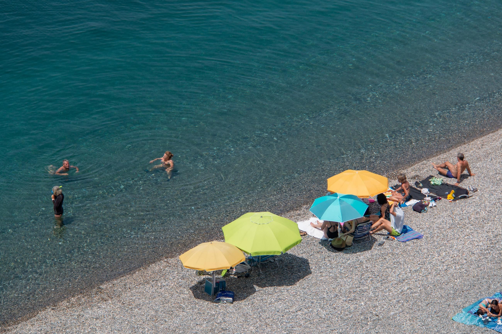 Las playas de Almuñécar se convierten en refugio del calor a dos semanas del verano