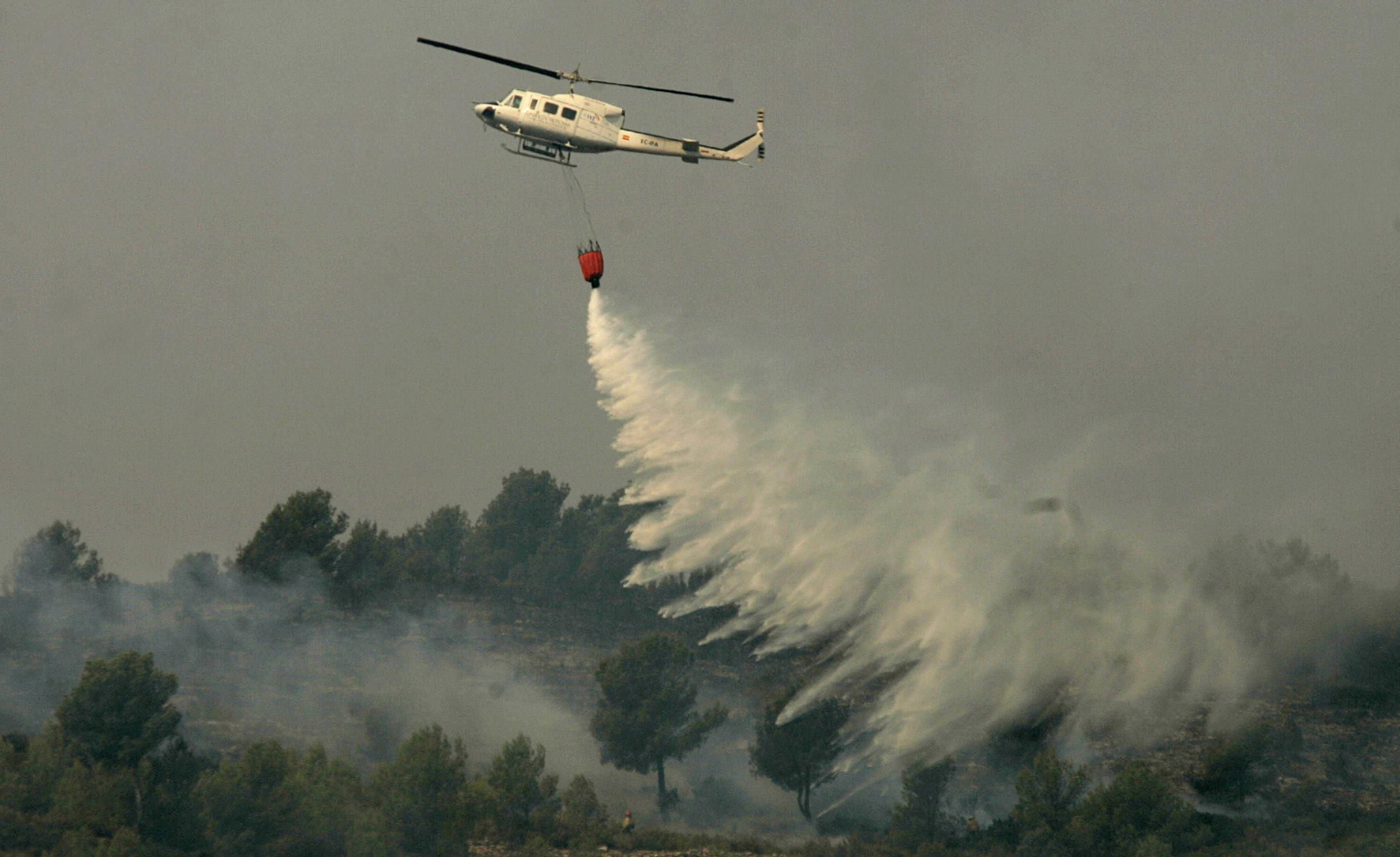 Un helicóptero en las tareas de extinción de un incendio
