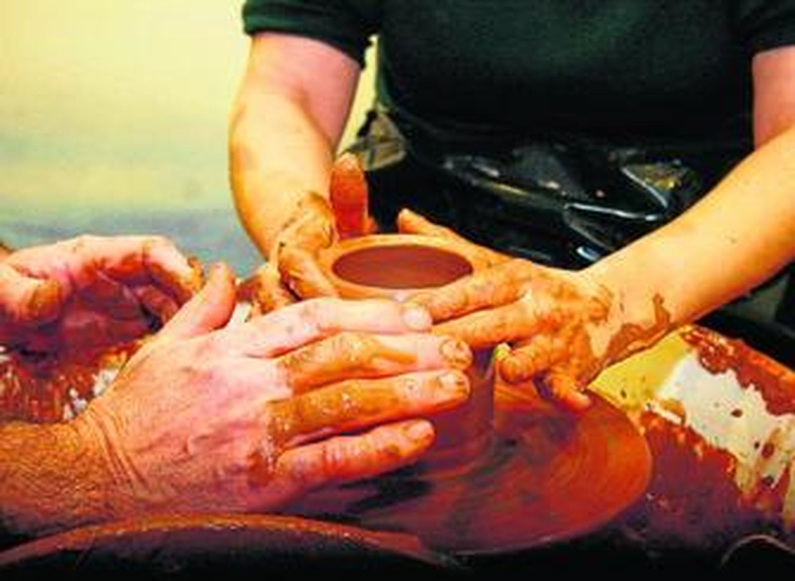 Los participantes elaboraron pequeñas piezas, sólo la profesora y sus alumnos levantaron piezas grandes.