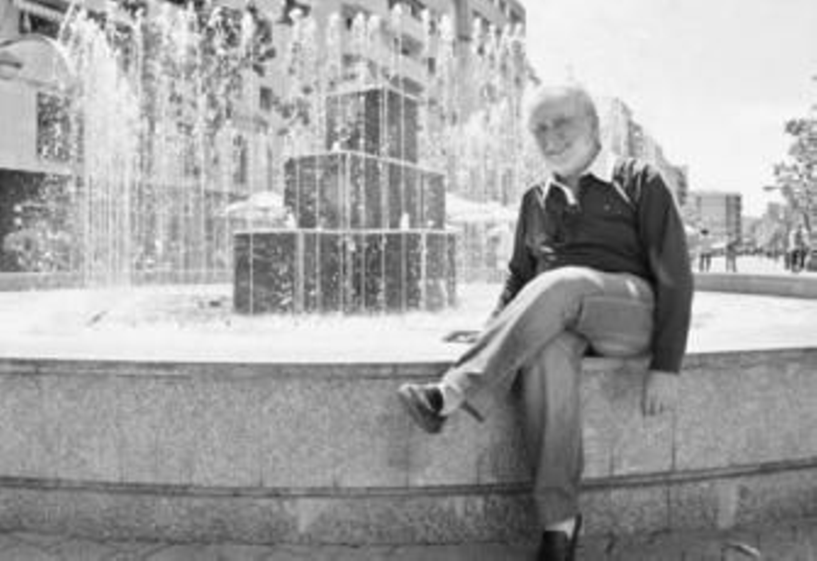 Alfonso Gómez, en la fuente del bulevar de Gran Capitán.