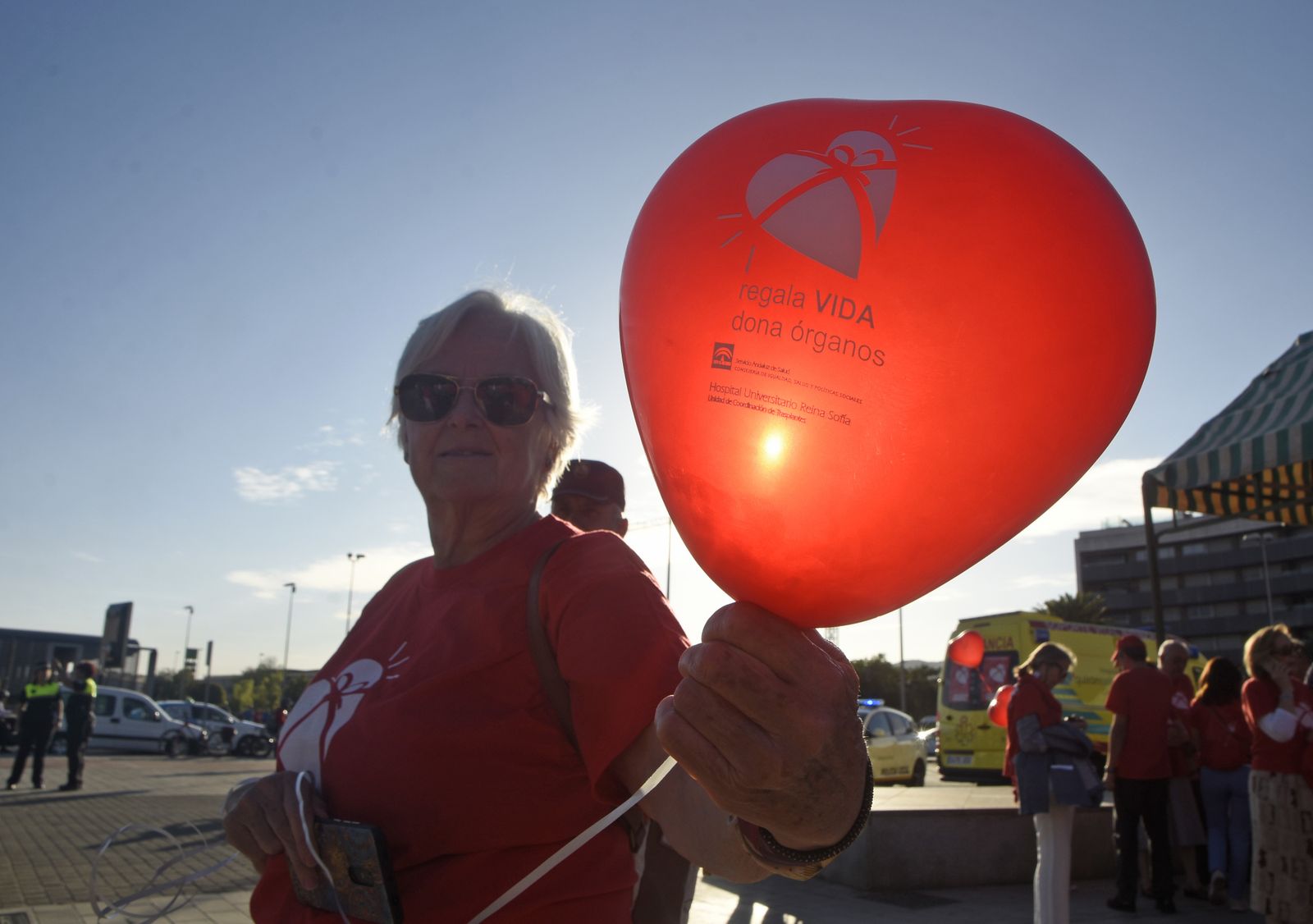 Una mujer muestra un globo con el lema de la campaña de donación de órganos del Reina Sofía.