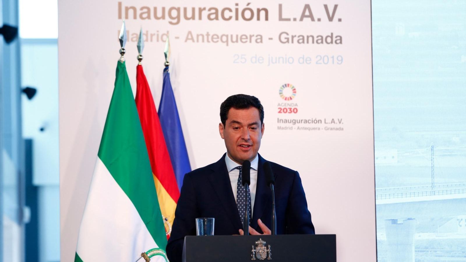 El presidente de la Junta, Juanma Moreno, destaca la importancia del AVE para toda Andalucía.