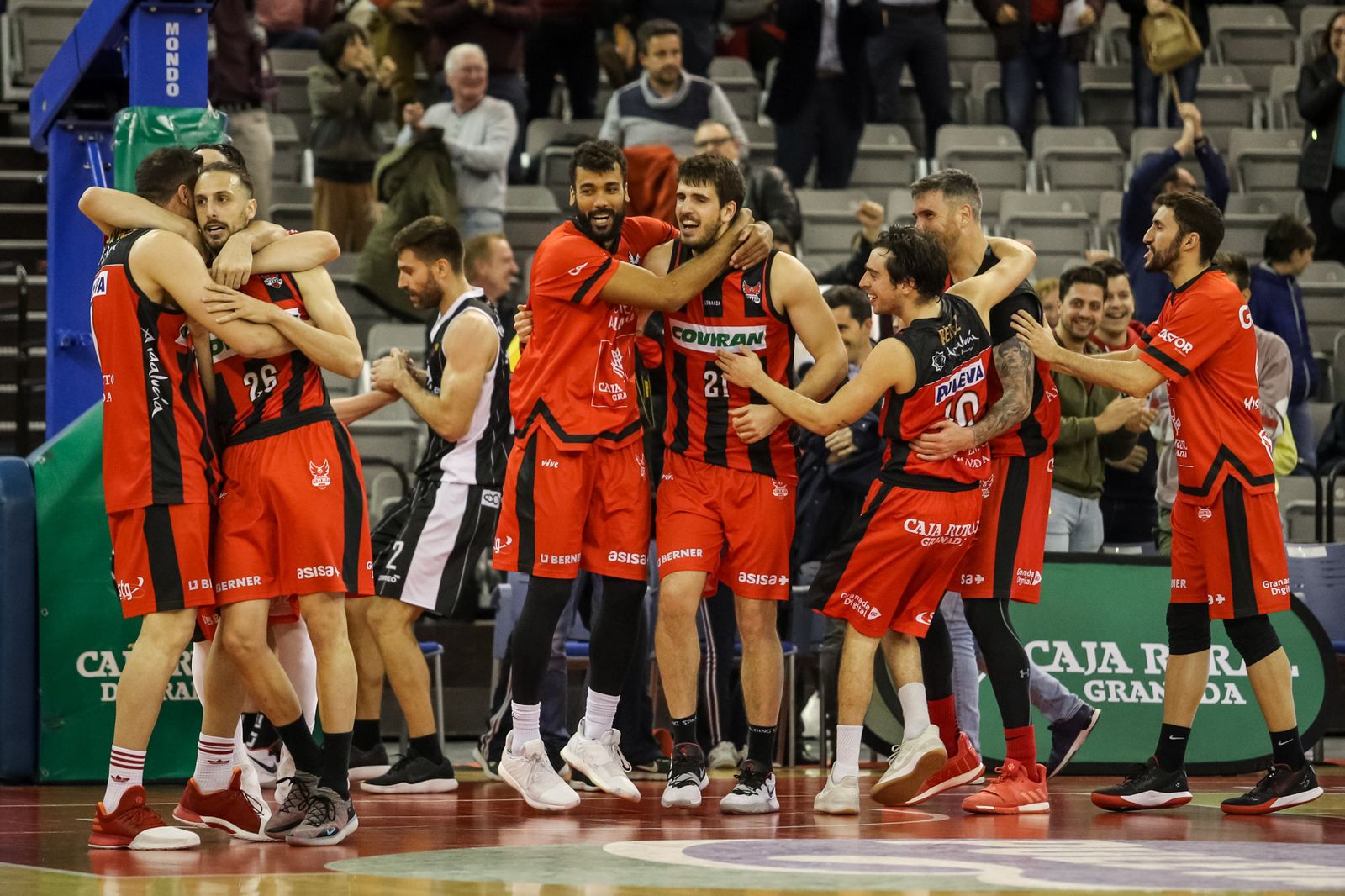 Los jugadores del Covirán celebran el gran triunfo ante el Bilbao Basket