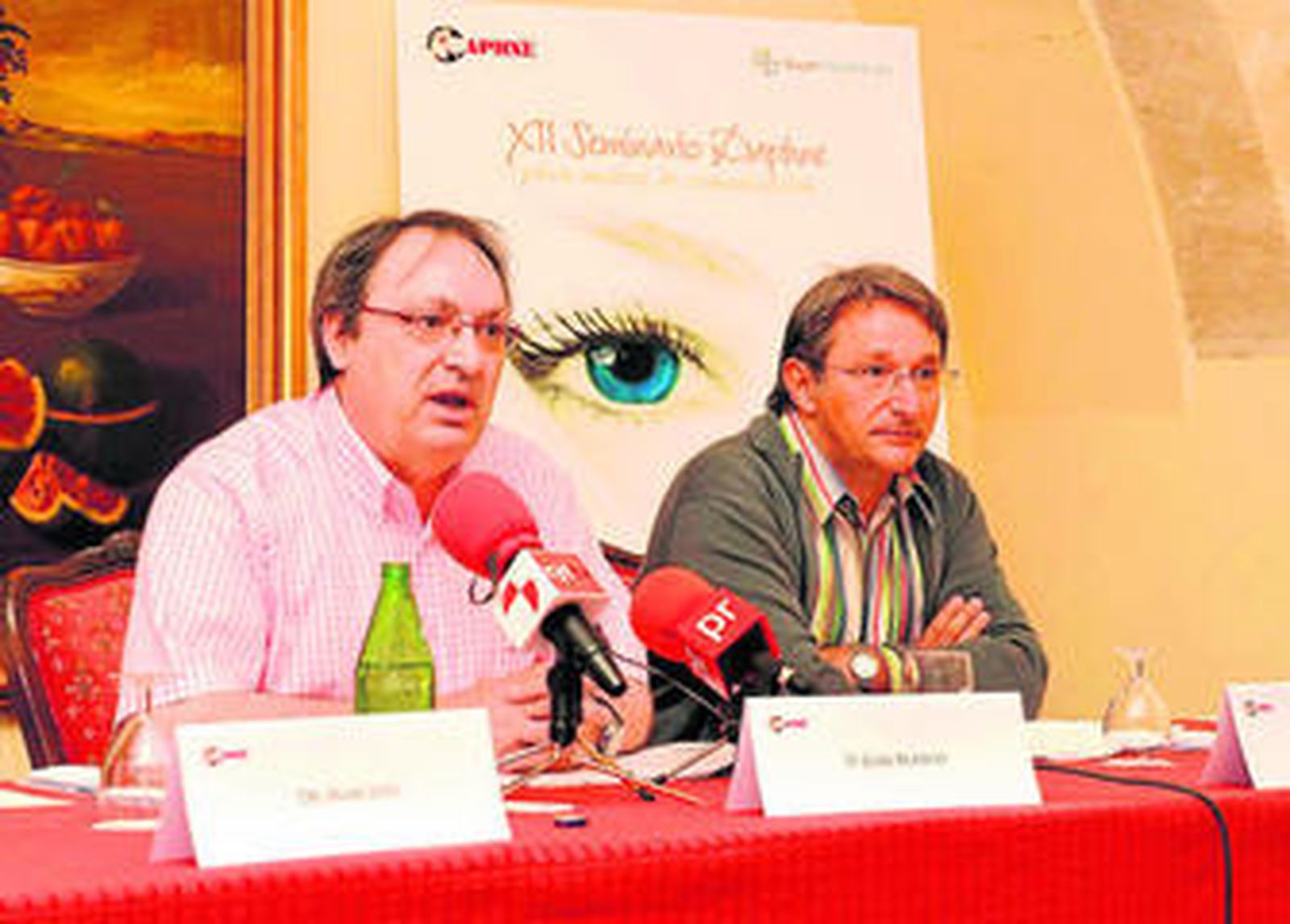 De izquierda a derecha, Juan Blanco de Bayer HealthCare y el doctor José Luis Dueñas.