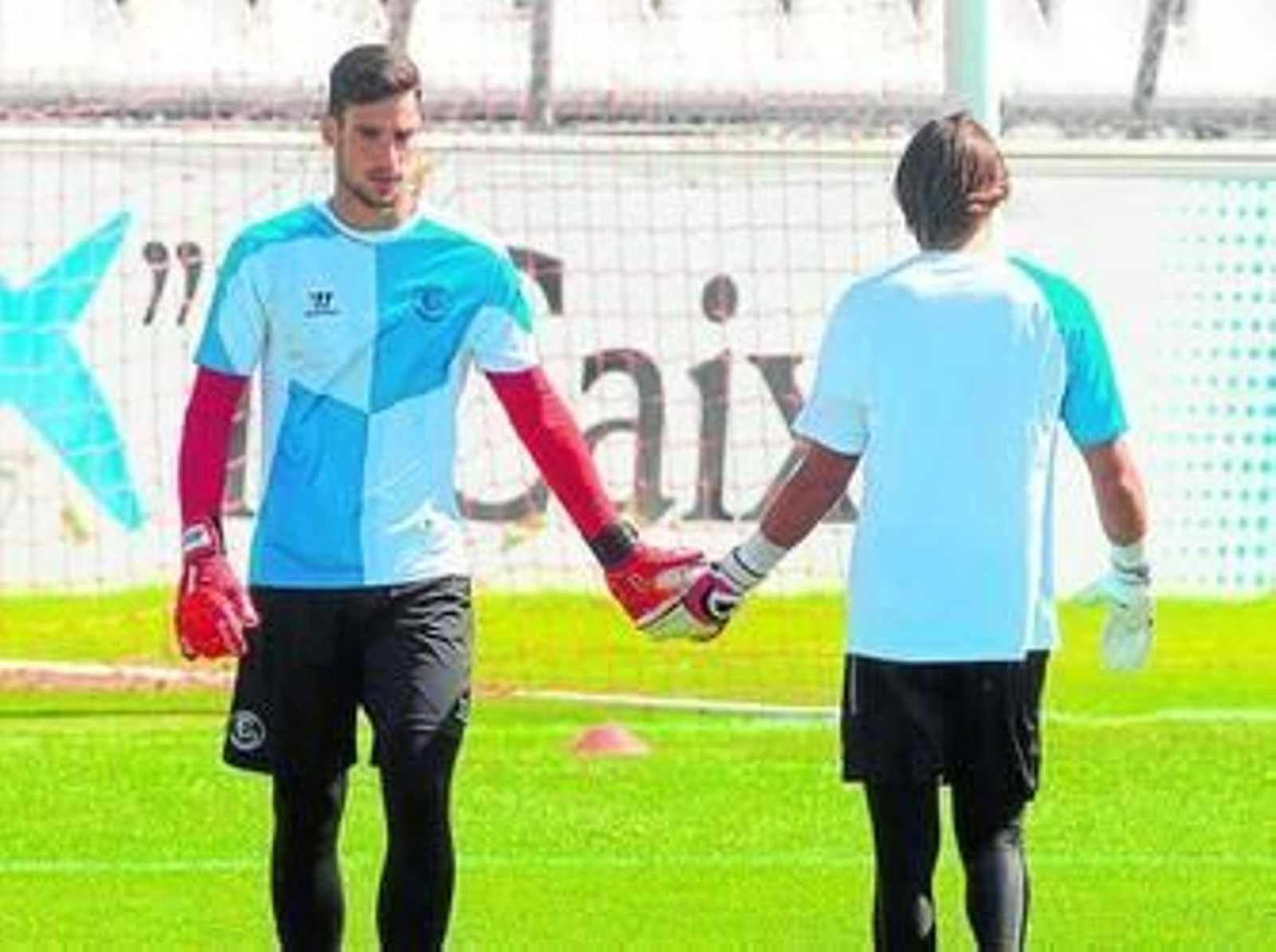 Sergio Rico y Barbosa se saludan durante la sesión en el estadio.