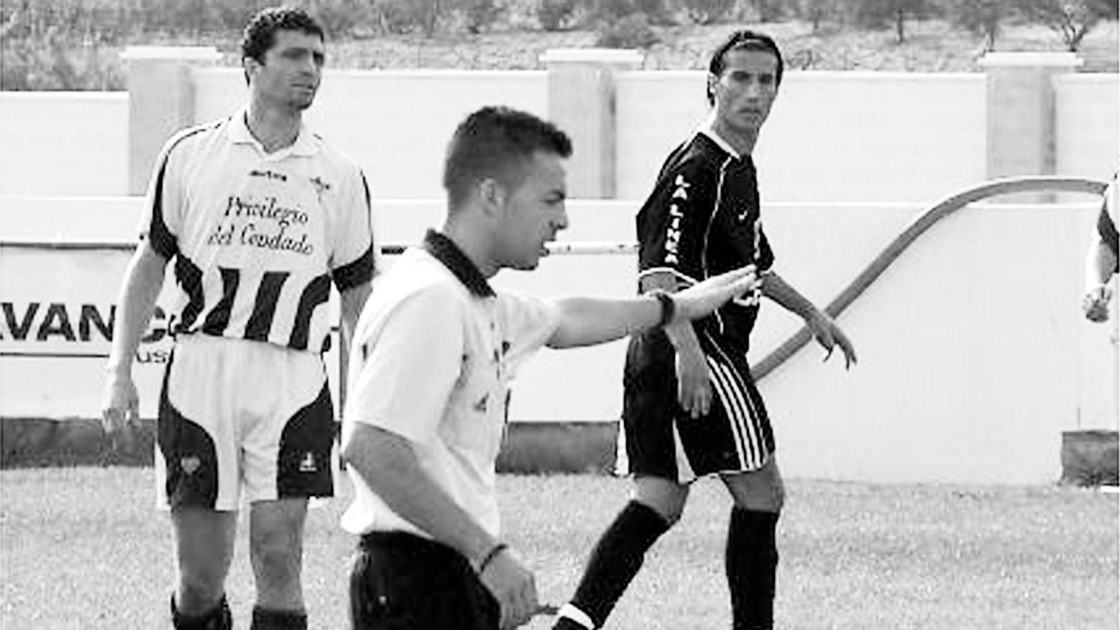 Edu Fenoy, al fondo, durante el Bollullos-Balona de octubre de 2005