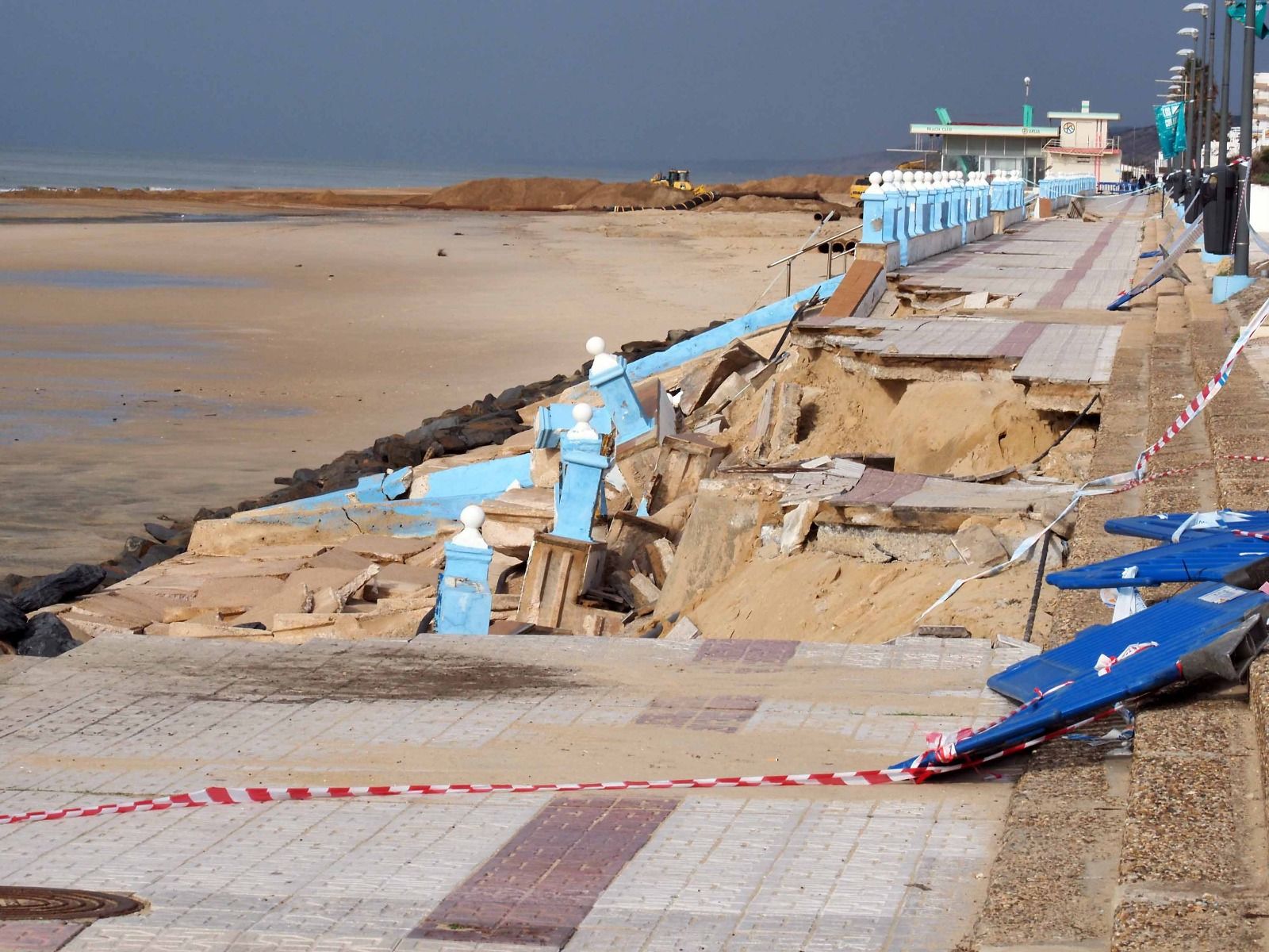 Las fotos de los destrozos del temporal en el paseo marítimo de Matalascañas