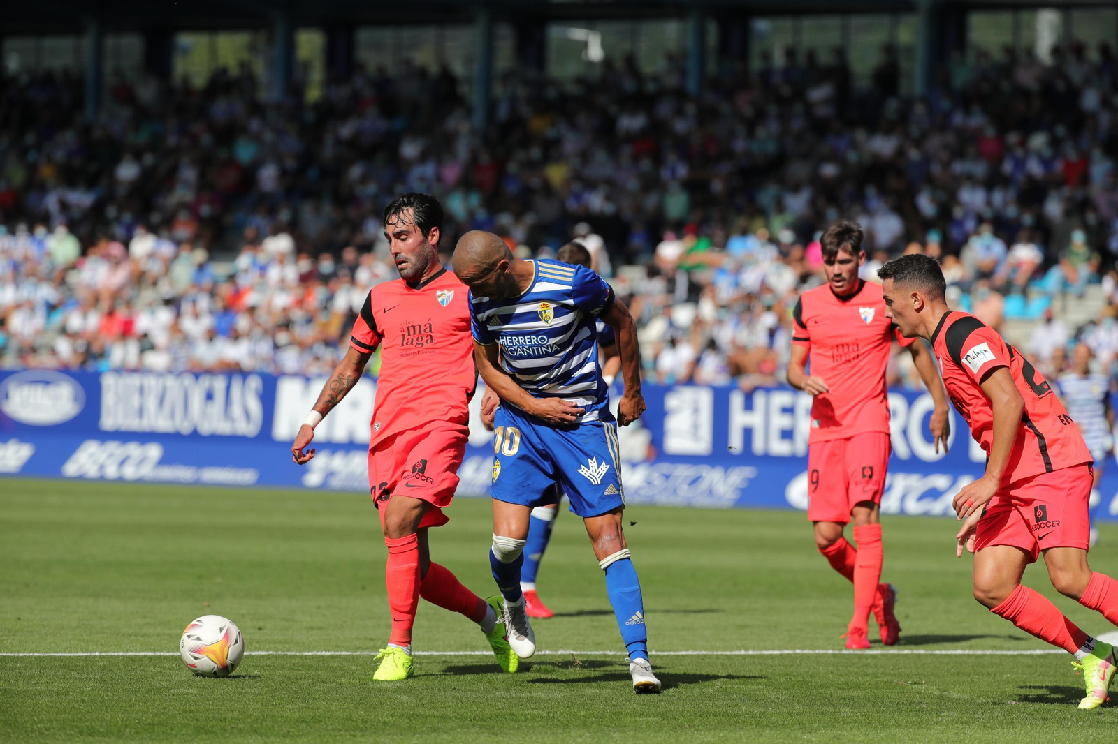 Una acción del Ponferradina-Málaga CF. Una acción del Ponferradina-Málaga CF.