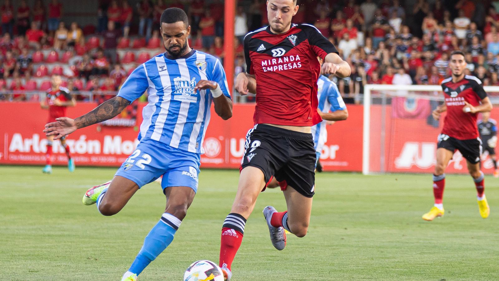 Raúl presiona al malaguiesta Ramalho.